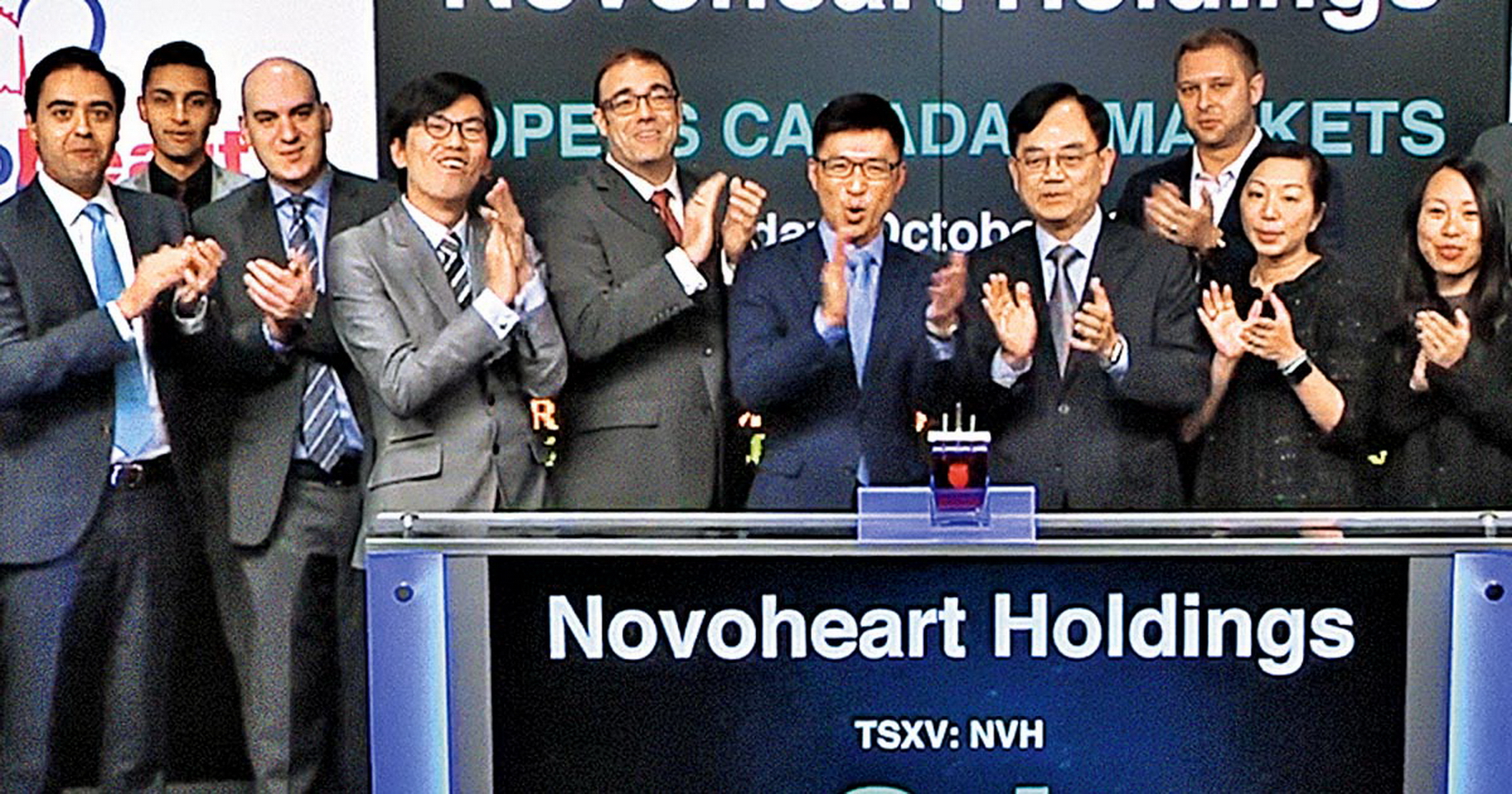 李登偉（右五）創辦其中一間公司Novoheart，在2017年於多倫多證券交易所上市。（受訪者提供圖片）