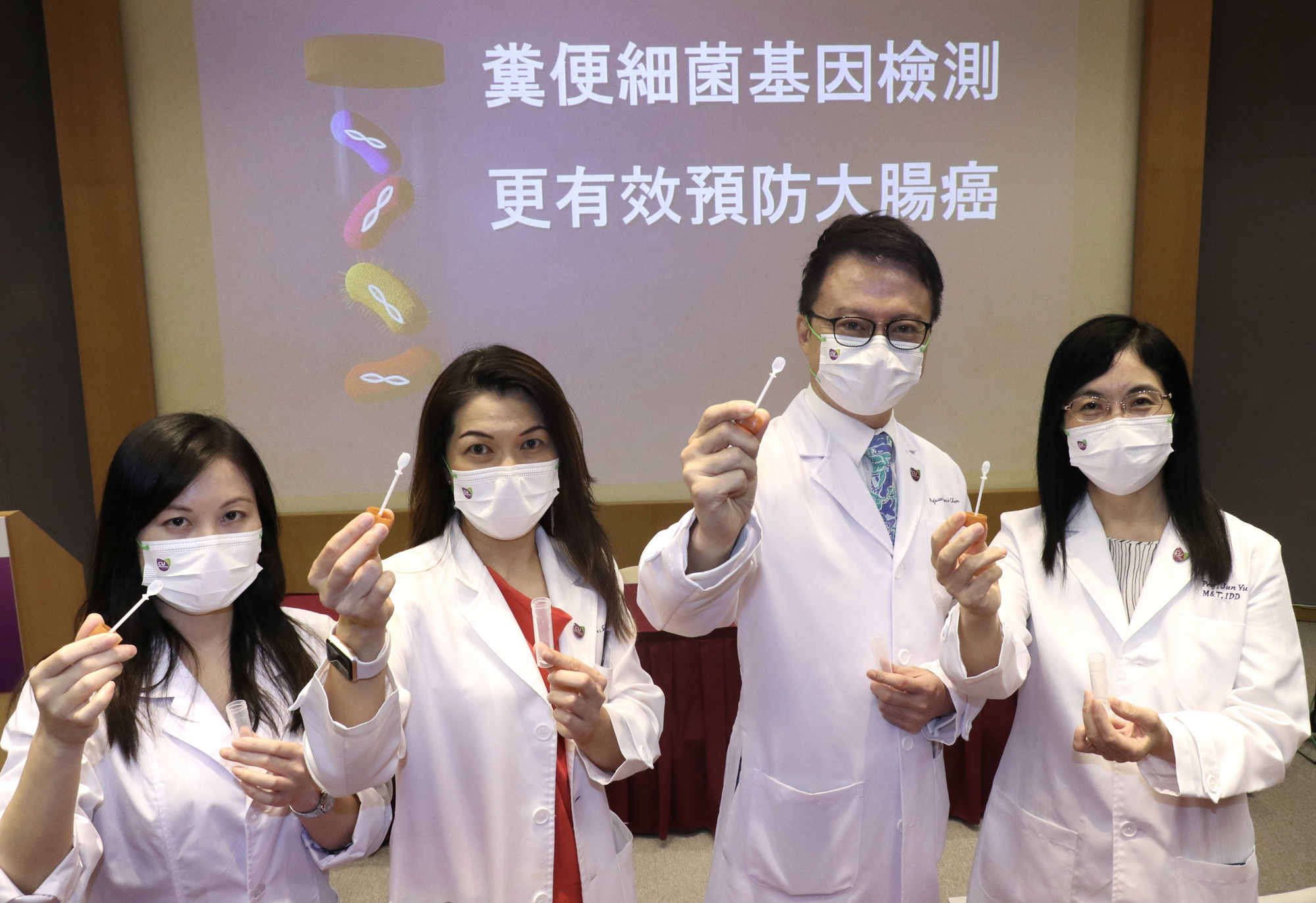 陳家亮（右二）透露，團隊正跟政府商討，把檢測技術納入大腸癌篩查計劃。 圖左二為黃秀娟。 （中大圖片