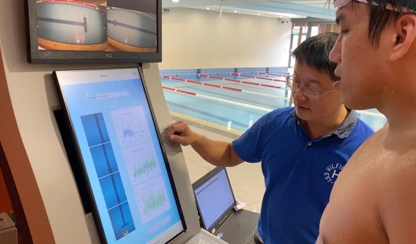 泳手可跟教練利用泳池旁邊的電腦工作站查看分析結果。（受訪者提供圖片）