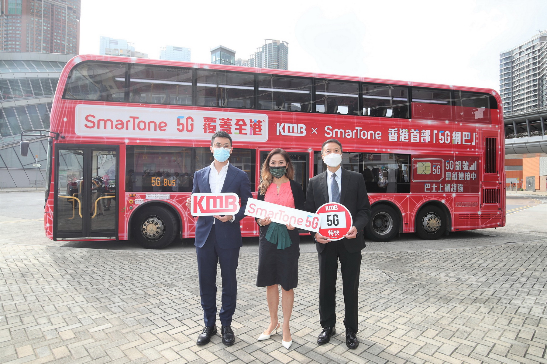 九巴財務總管梁祖德（左）與SmarTone市務及銷售部主管林寶彤（中）介紹5G巴士服務。（數碼通提供圖片）