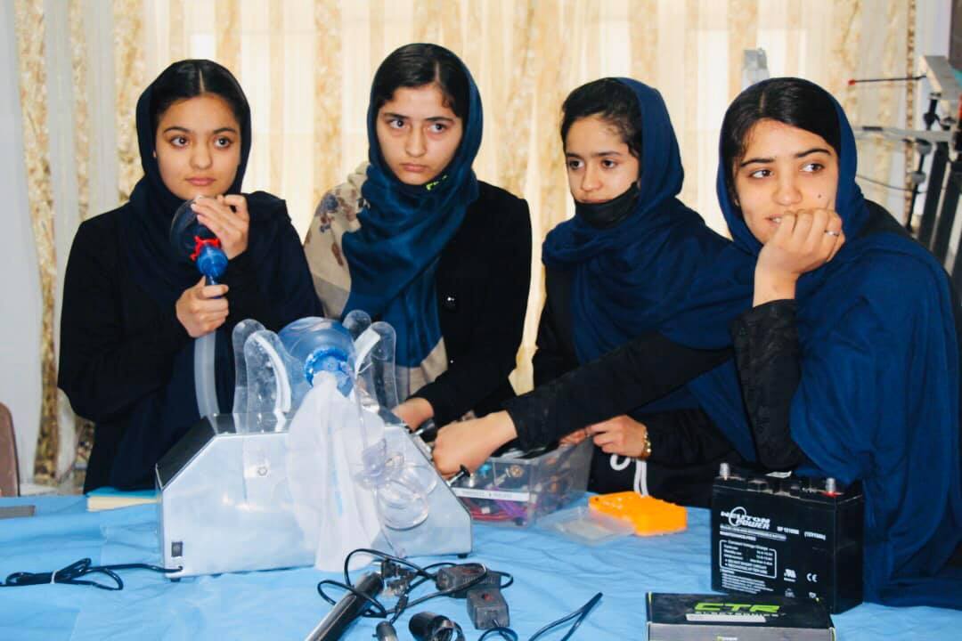 「阿富汗夢想家」女團在去年5月，研發了一部機械手動呼吸機，成本低至500美元。（Digital Citizen Fund網上圖片）