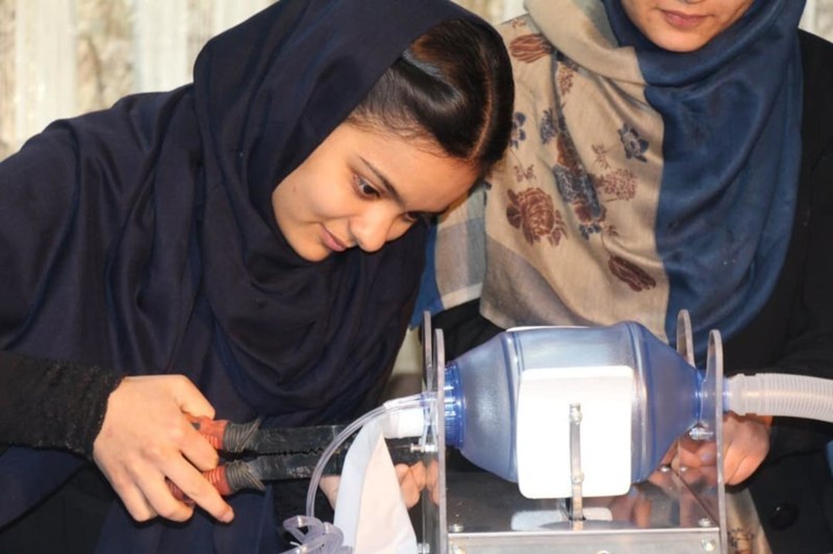 「阿富汗夢想家」團隊研發的機械手動呼吸機，據報智利、伊朗等地亦有採用。（Digital Citizen Fund網上圖片）