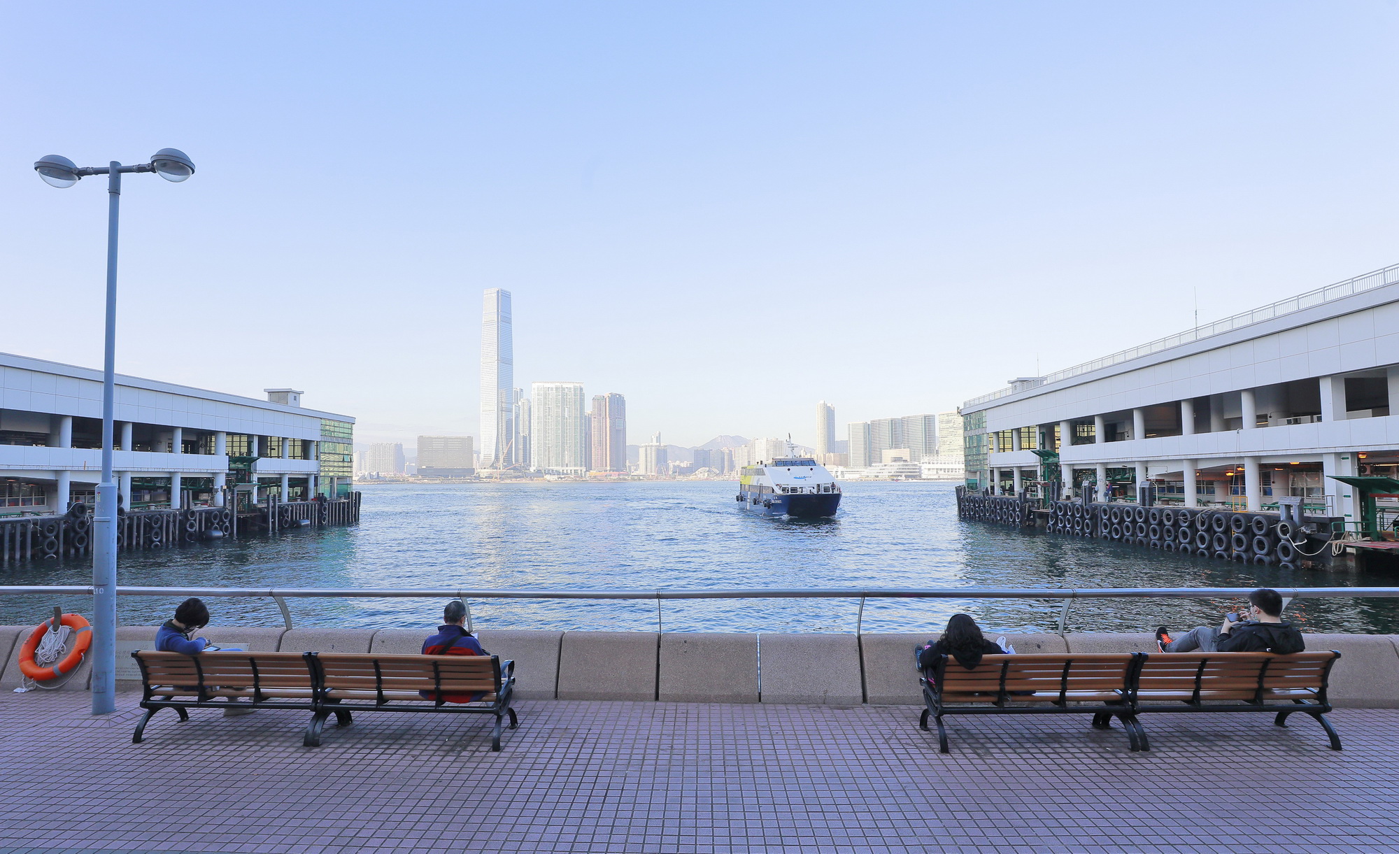 以先進科技促進香港的數碼轉型，為市民和行人打造舒適的城市環境，才能體現真正的智慧城市。（信報資料圖片）