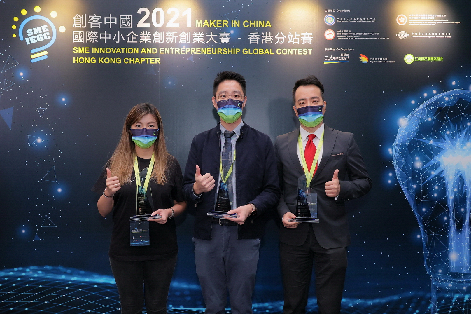 香港分站賽決賽的冠、亞、季軍得主為創冷科技（中）、MAD Gaze（左）及華港龍生物科技（右）。（數碼港提供圖片）