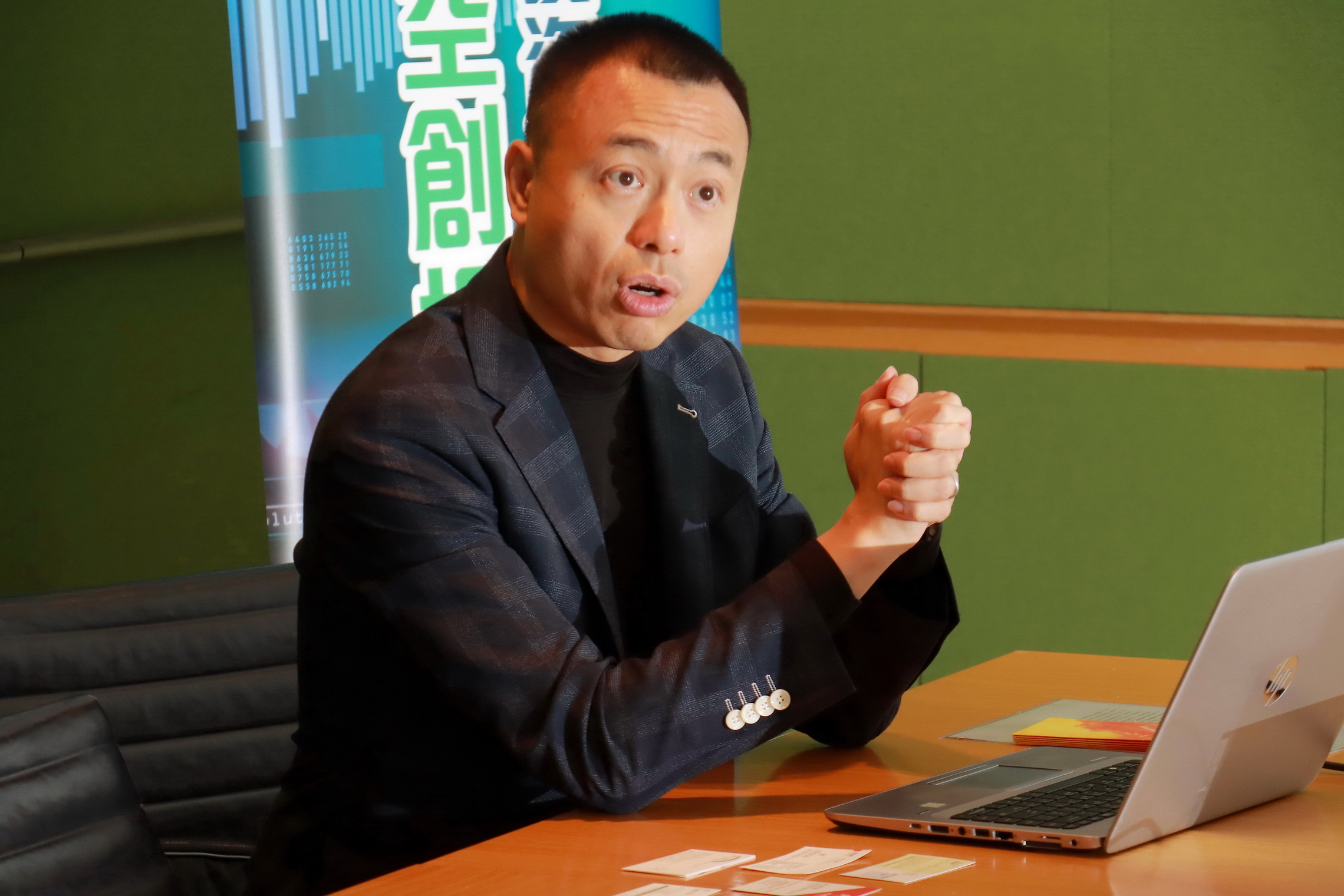海闊天空創投聯合創辦人及管理合夥人文立回想兩名HKTaxi創辦人，「他們說，如果沒有投資者的話，就要關掉HKTaxi了。」（信報資料圖片） 