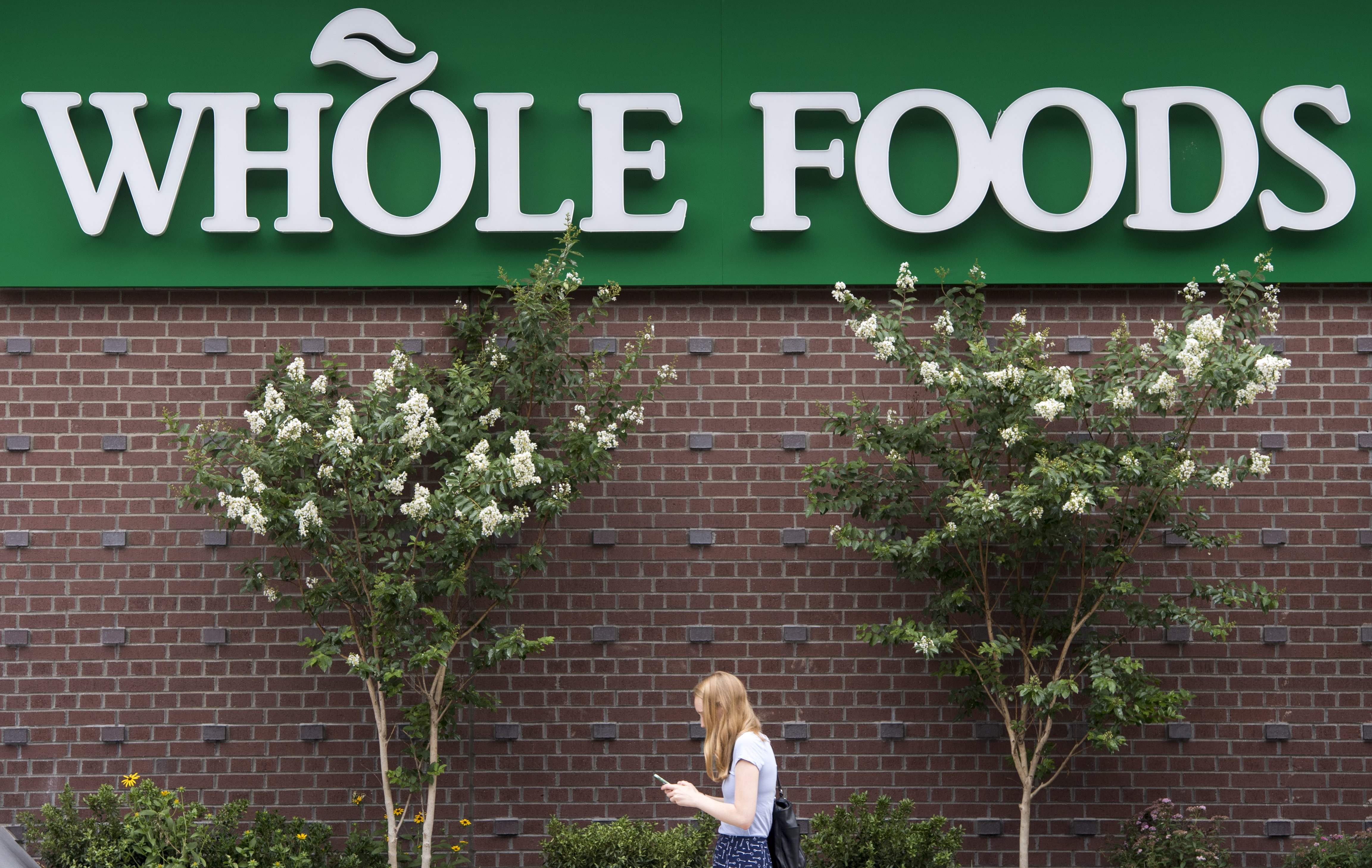 亞馬遜於2017年收購高級超市Whole Foods Market。（法新社資料圖片）