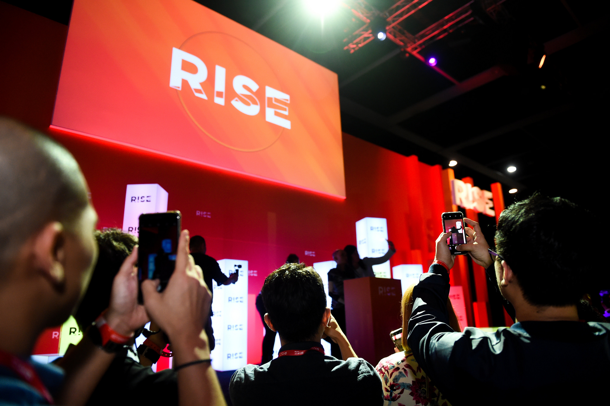 RISE為亞洲最大型的科技界活動，多年來吸引逾萬位來自世界各地的科技公司創辦人、初創企業及投資者參與。（RISE Facebook 專頁圖片）