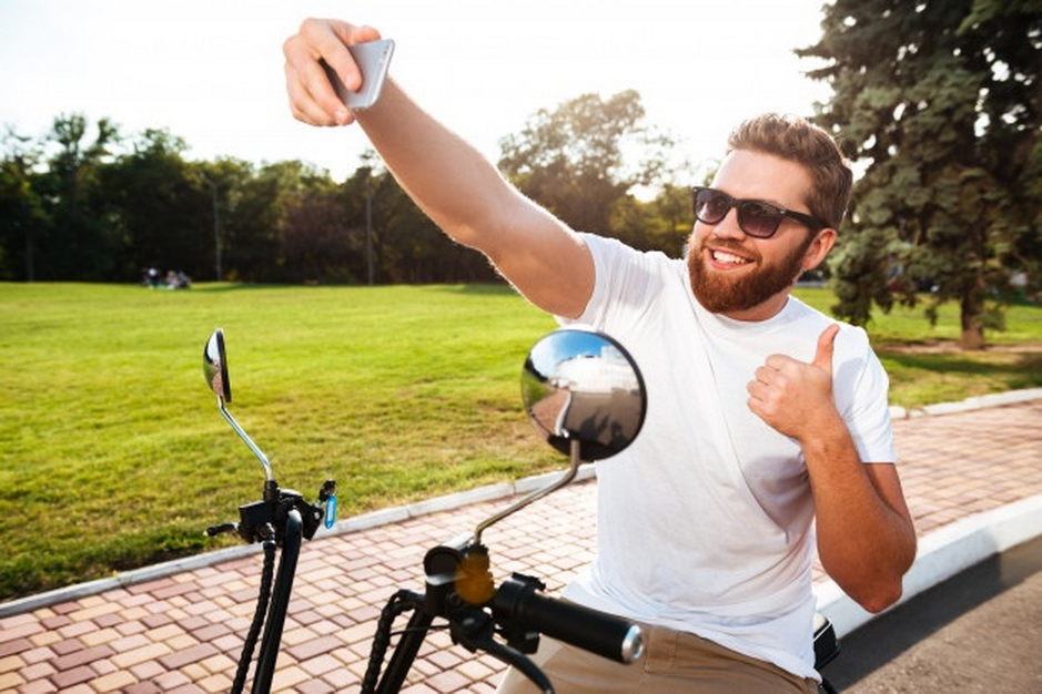 用戶騎電單車時，若把iPhone放在口袋中，避免長時間經常使用，或可減少相機損壞的風險。（Freepik網上圖片）