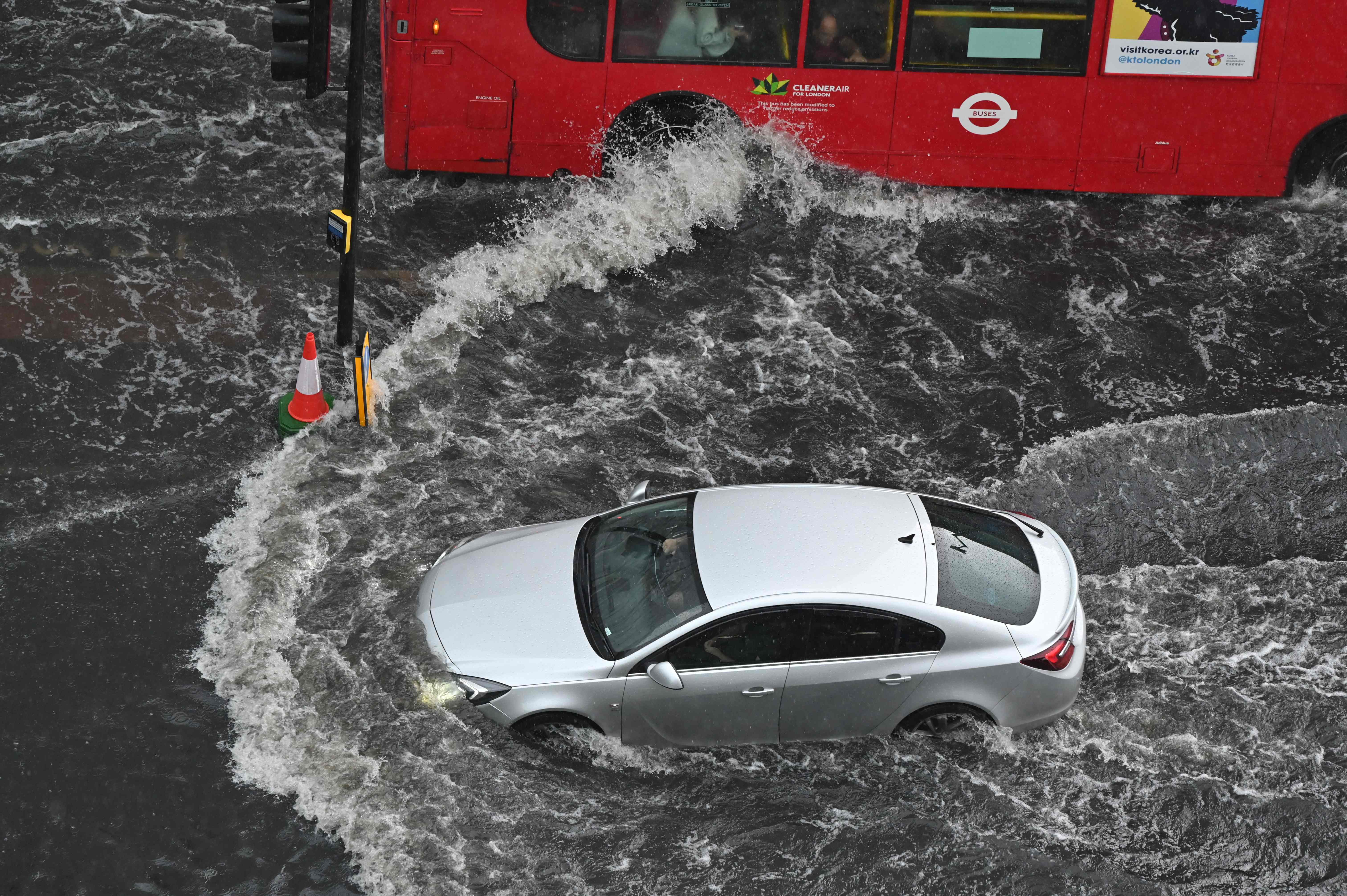 英國倫敦近期出現歷史性大暴雨，路面水浸。（法新社資料圖片）