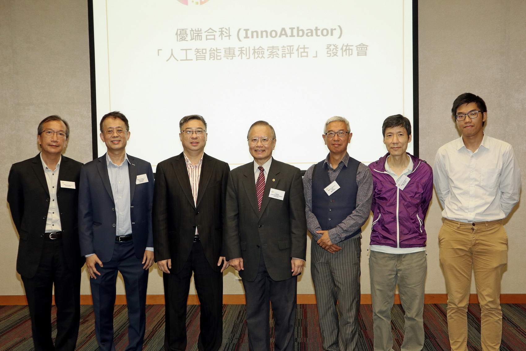 InnoAIbator昨宣布推出AI專利檢索系統；左三為馮威棠、左四為呂新榮。（陳偉健攝）