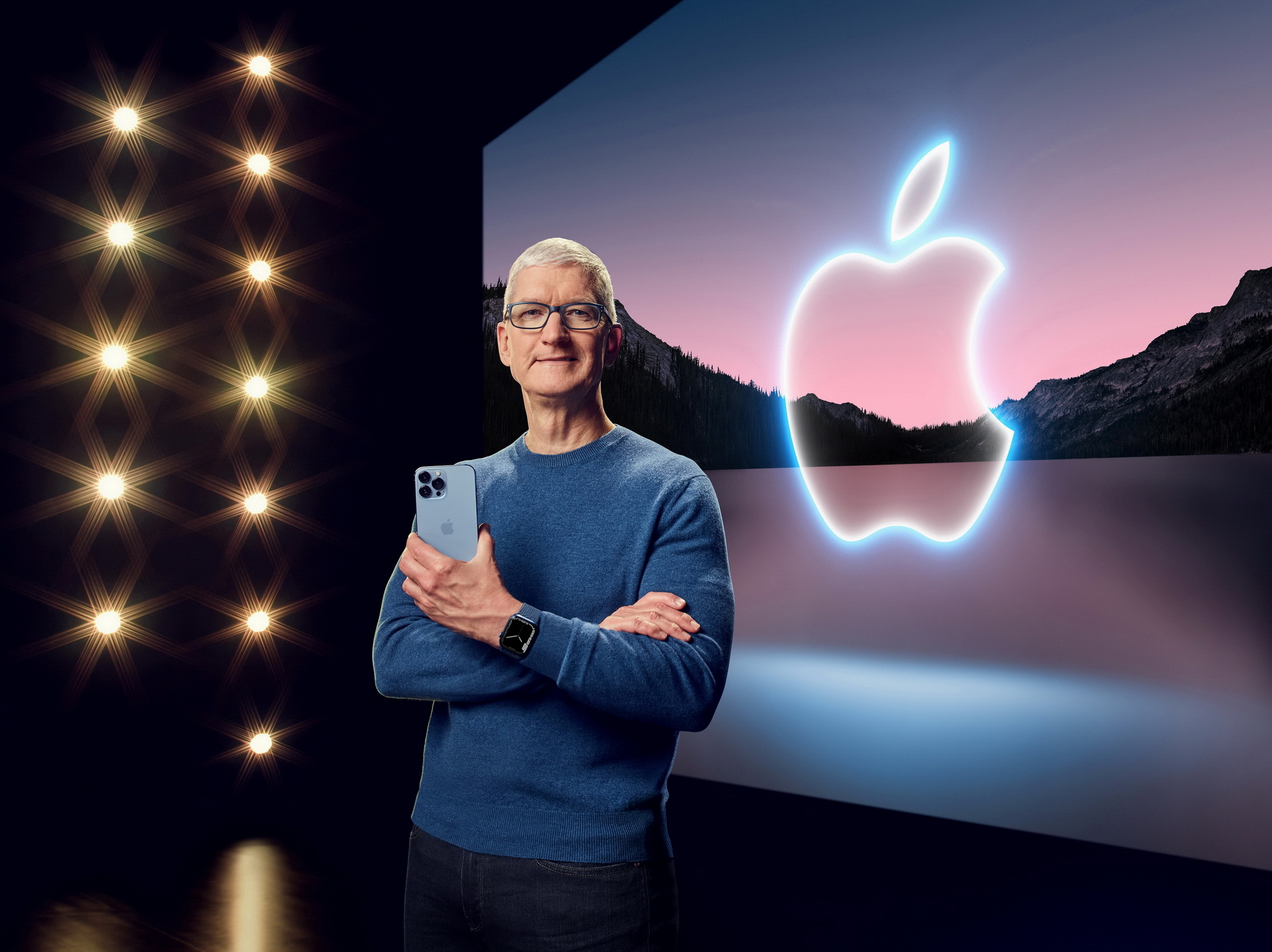 iPhone 13及13 Pro系列智能手機亮相；蘋果CEO庫克現身產品發布會。（路透圖片）