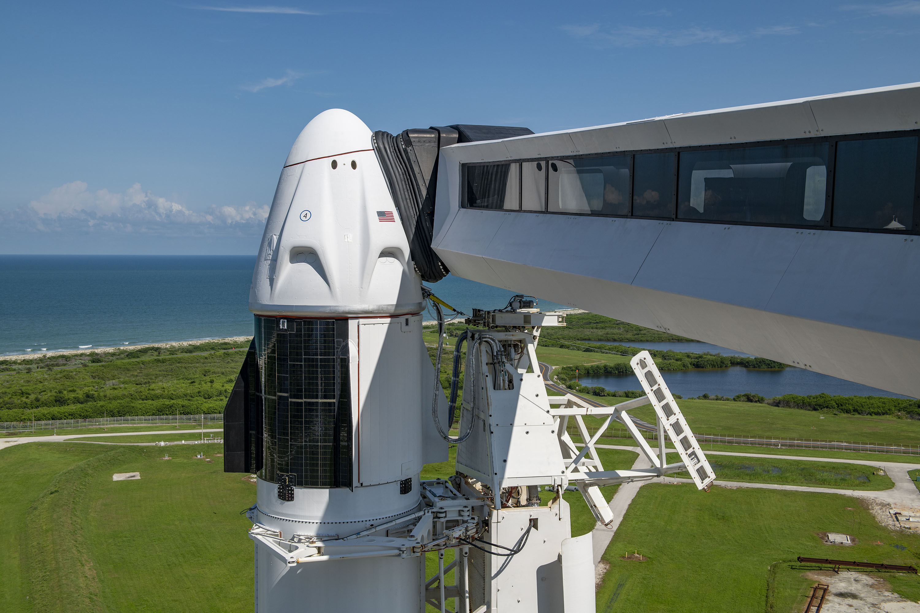 「堅韌號」是幾乎全自動操作的飛船，船上無人需要控制發射或着陸，由地面的SpaceX團隊負責操作飛船的電腦系統。（SpaceX網上圖片）