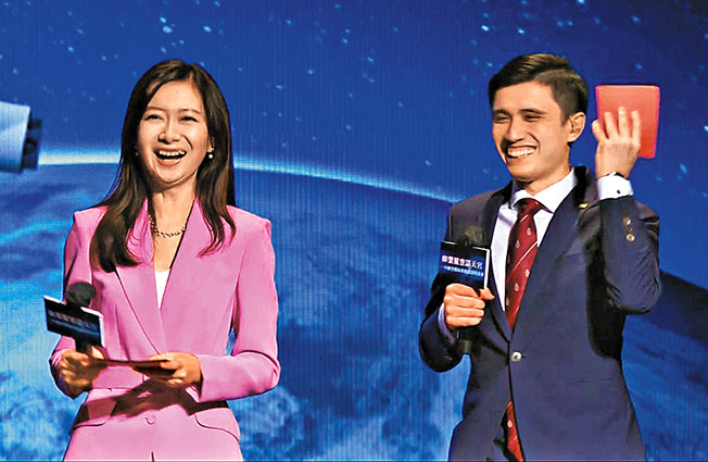 神舟12號太空人與香港年輕人的「天地對話」，由朱丹（左）和郭風乘（右）擔任司儀。（受訪者圖片）