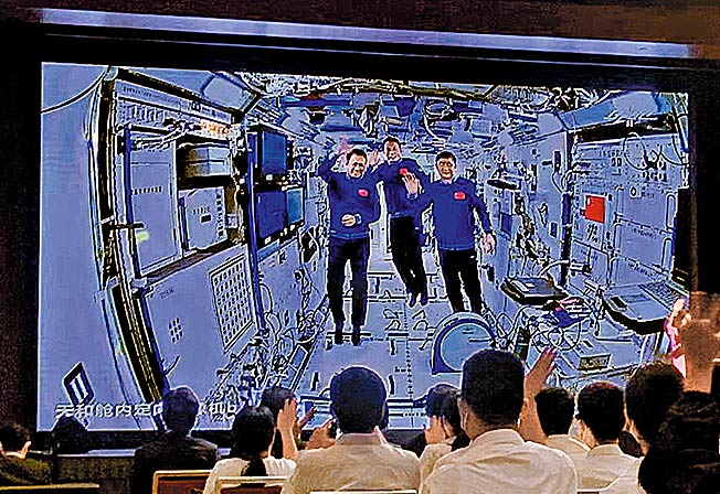 神舟12號載人飛船3個太空人在天宮空間站與香港學生進行實時連線交流的情況。（香港中通社圖片）