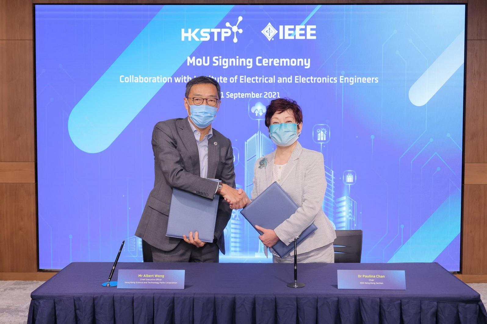 黃克強（左）與IEEE香港分會主席陳彥碧博士（右）簽訂合作備忘錄，攜手推動物聯網標準。（香港科技園圖片）