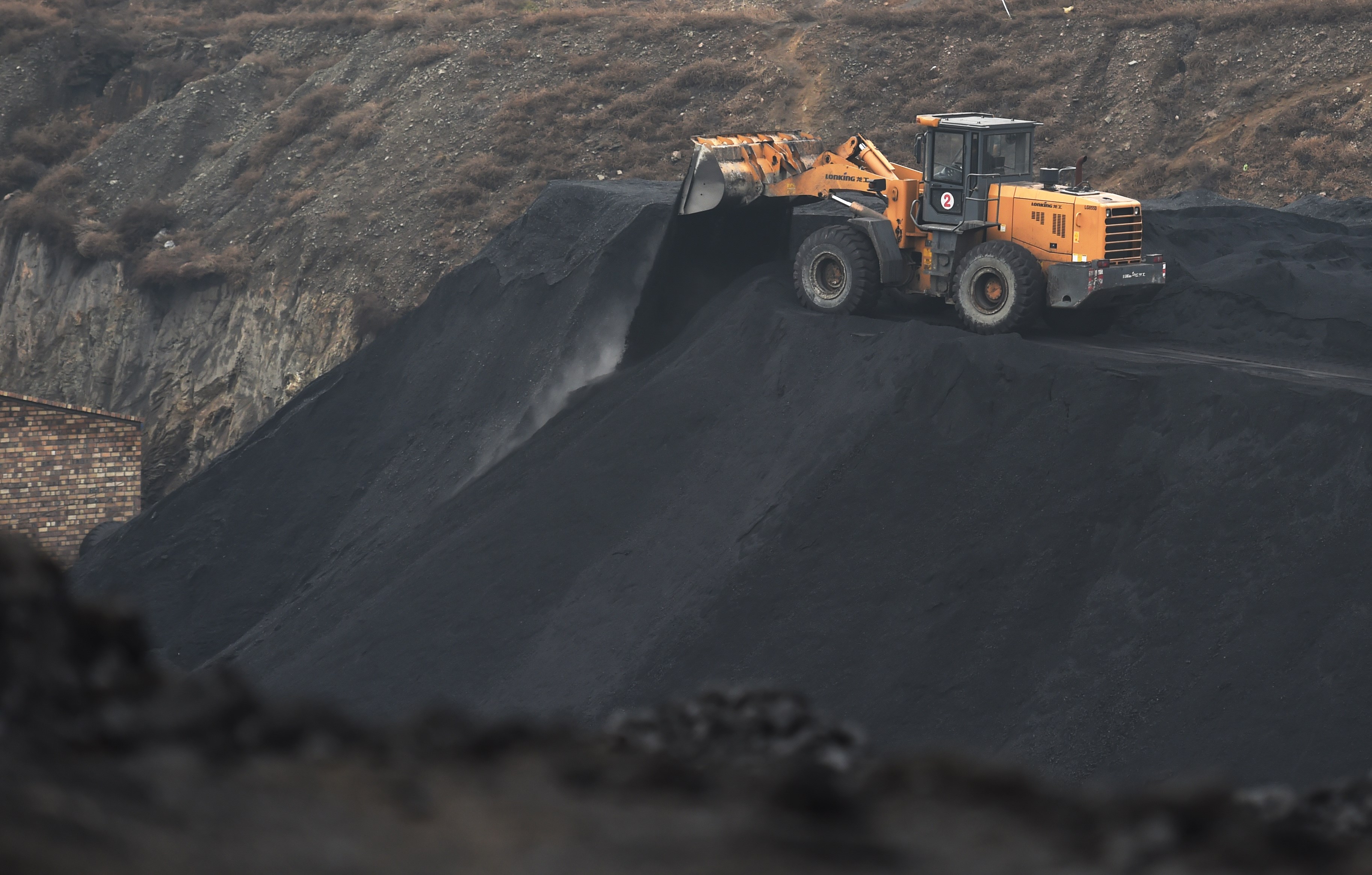 國家主席習近平表示，將會停止對外資助所有煤電項目，並大力發展綠色產業。（法新社資料圖片）
