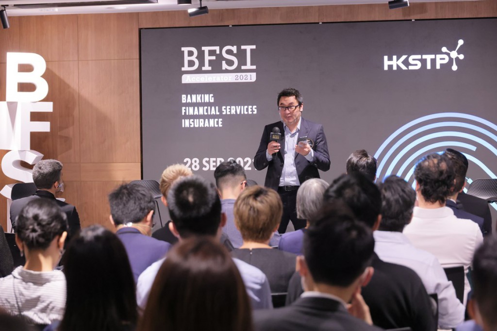 香港科技園公司策略夥伴總監龔偉成於演示日致歡迎詞時，分享過往於美國矽谷成立初創的經驗。