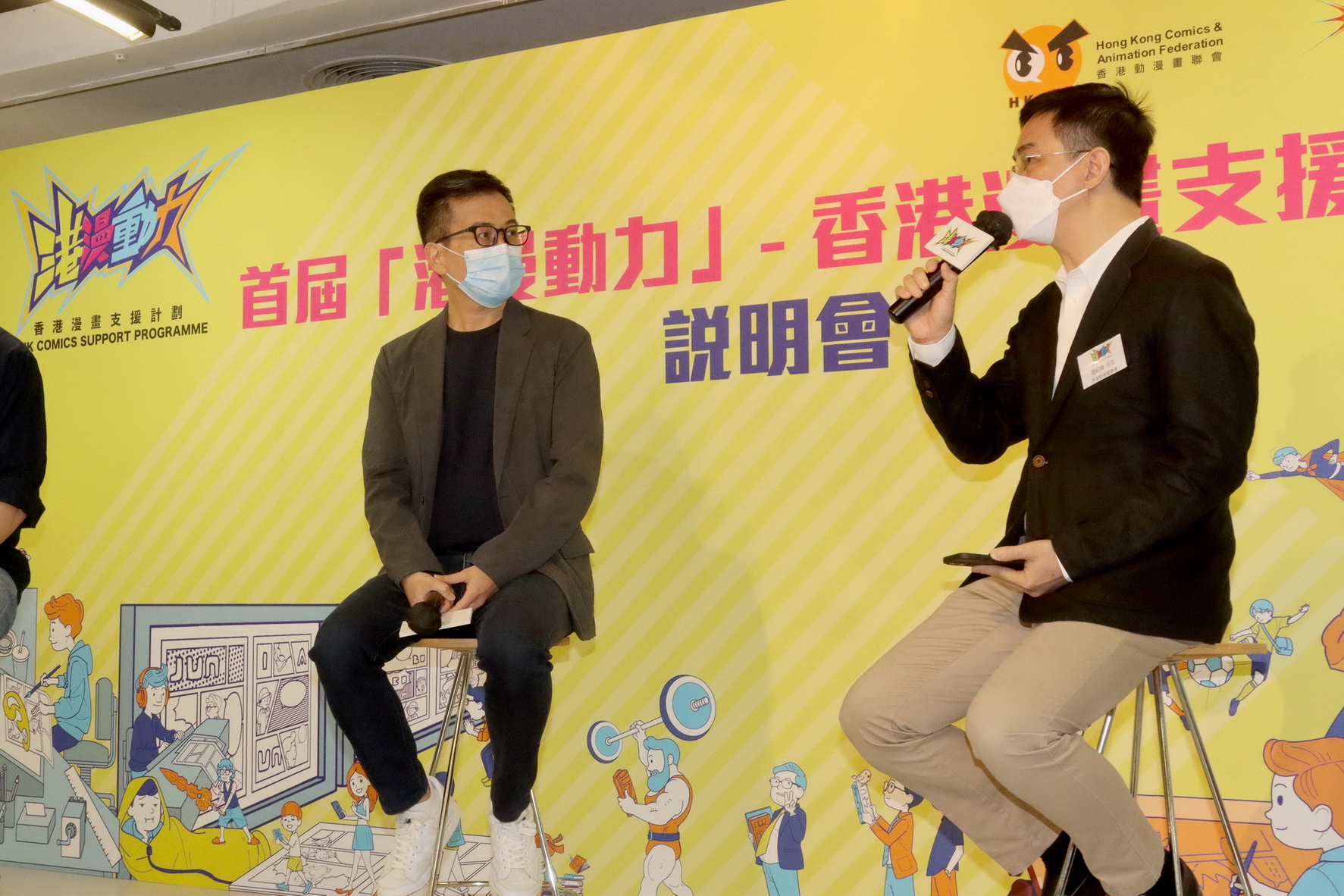 港漫動力副會長溫紹倫（右）與漫畫家馬榮成（左）等一同出席支援計劃說明會。（何澤攝）