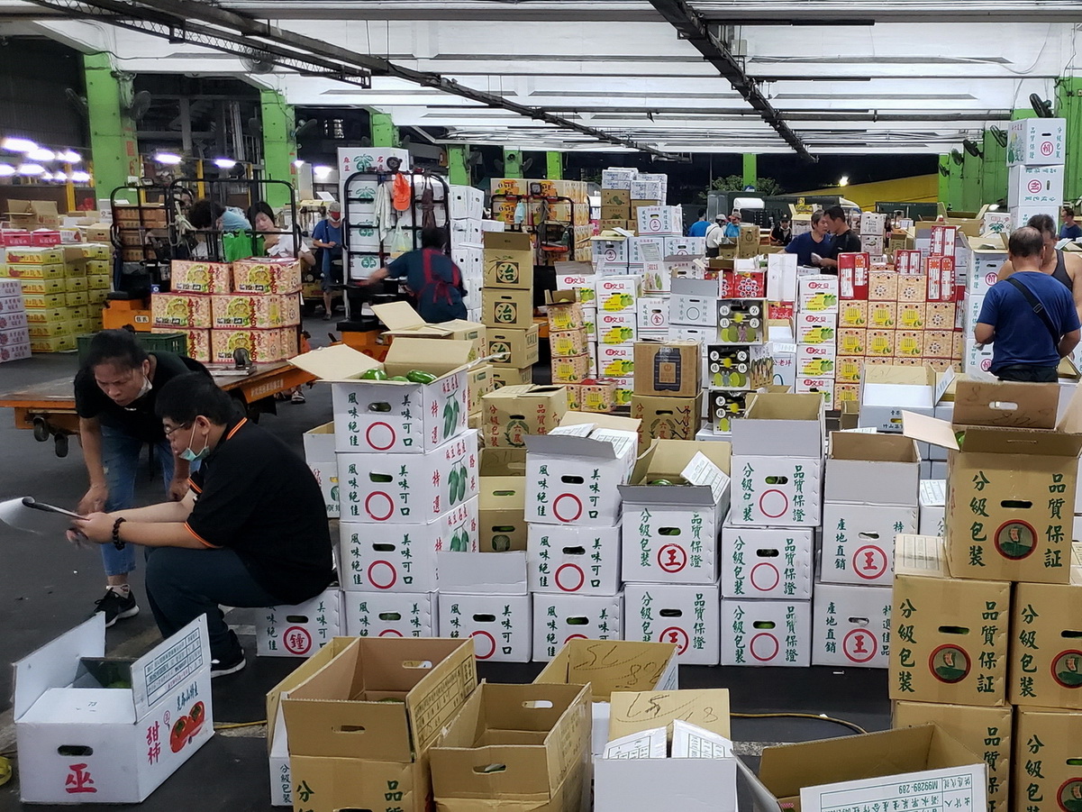 收取客人訂單後，台灣果農會即日採收，水果當晚運送檢驗，凌晨時分送到機場。（受訪者提供圖片）