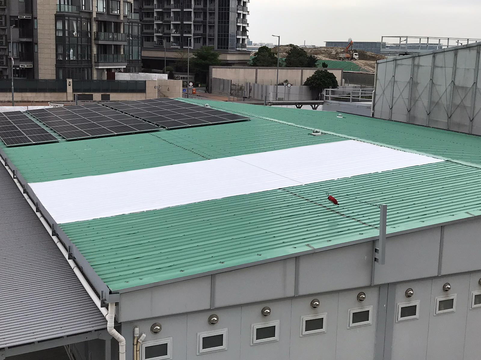 被動式輻射製冷物料塗在屋頂後，可令建築物降溫。（城大網站圖片）