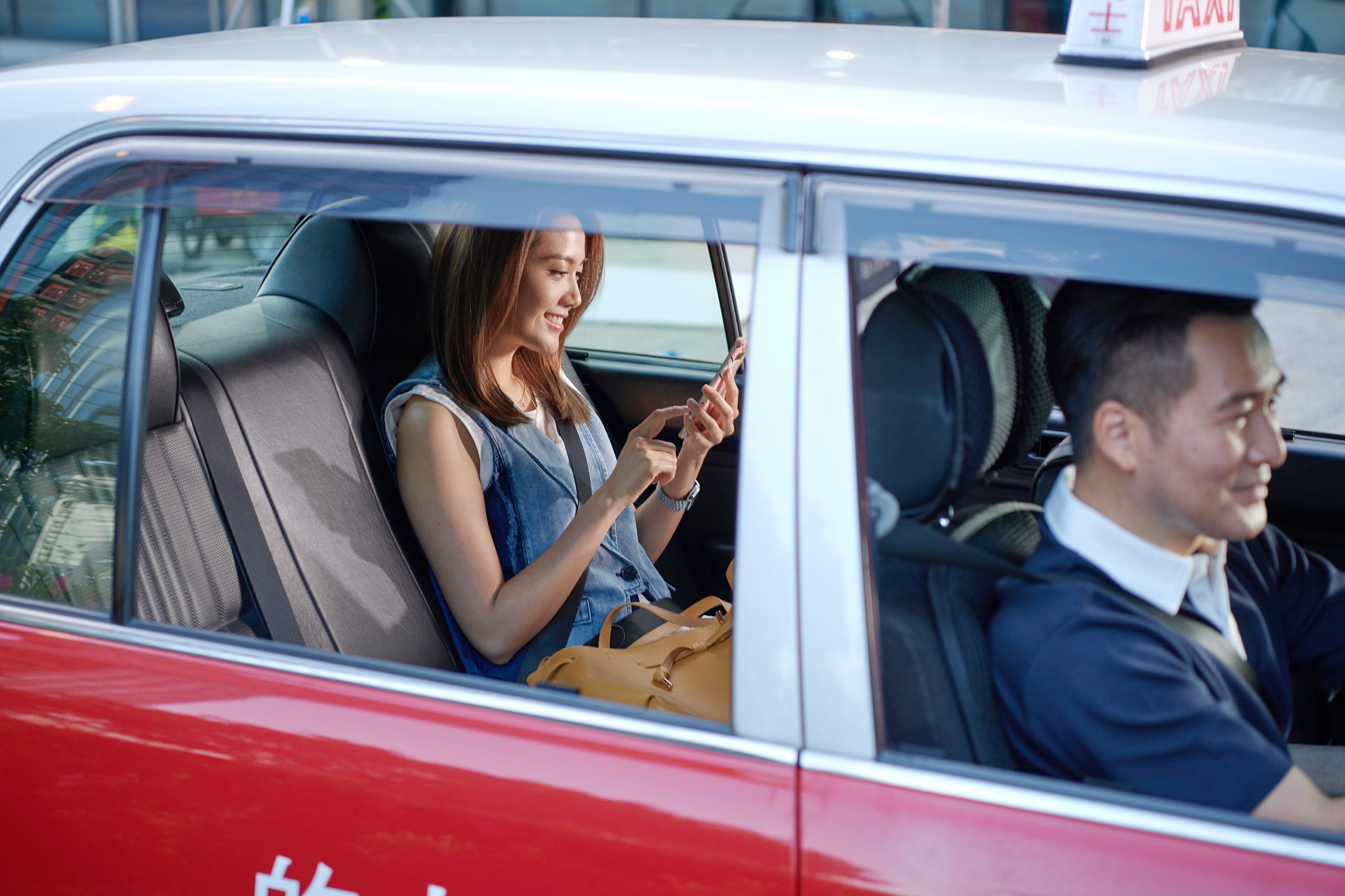 Uber收購HKTaxi既可增加司機的收入及就業機會，亦能提升的士服務質素。（HKTaxi網上圖片）