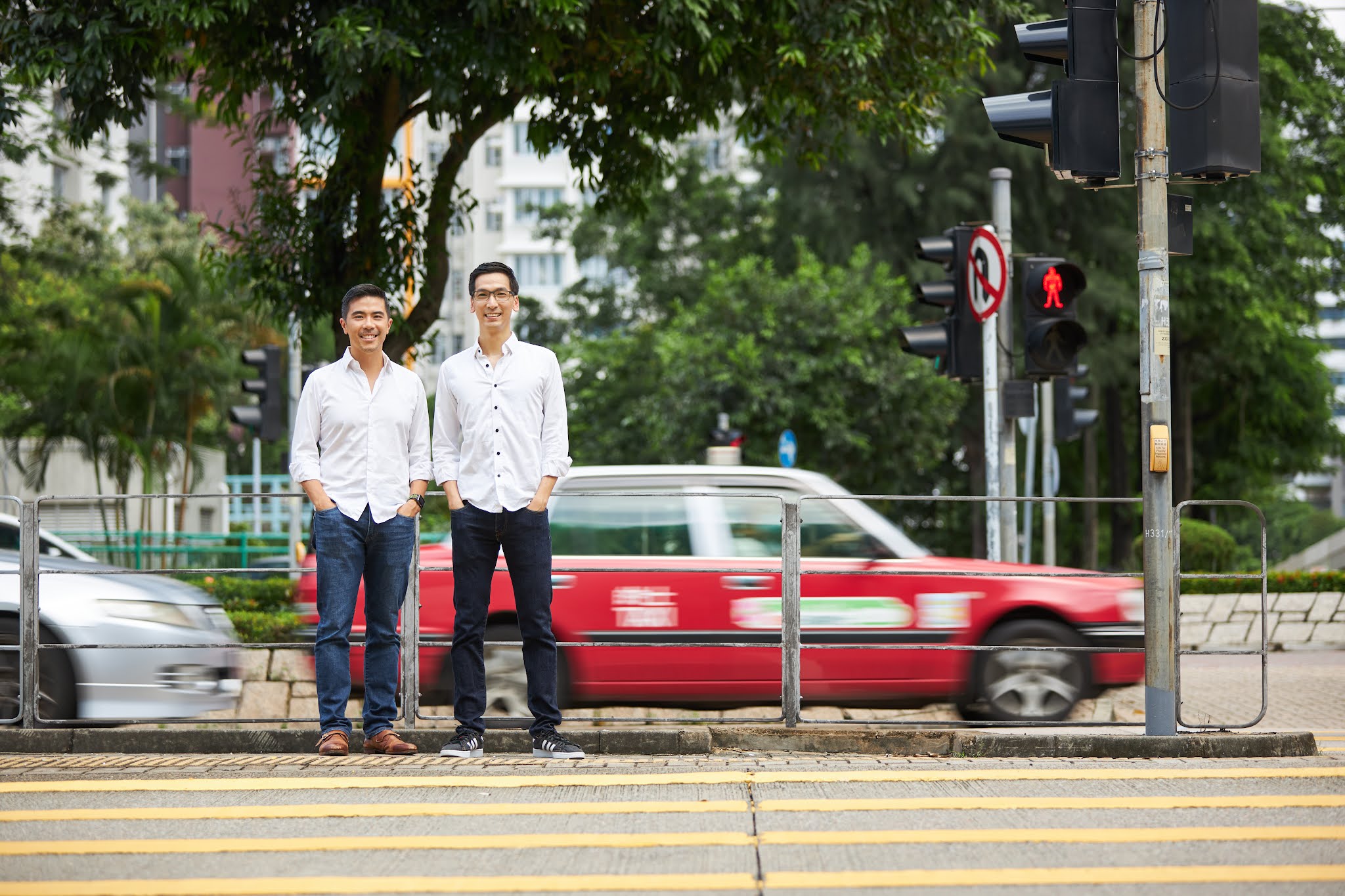 Uber香港區總經理鍾志霆（左）宣布收購本地的士網約平台HKTaxi；旁為HKTaxi聯合創辦人Kay Lui。（HKTaxi網上圖片）