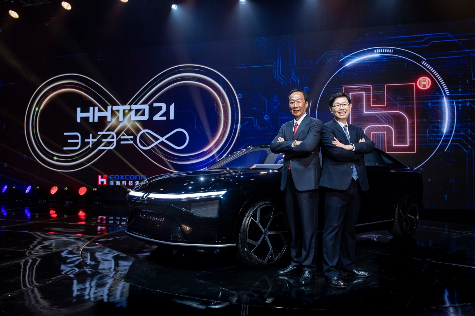 郭台銘（左）親自駕駛全新電動車Model E到場；旁為劉揚偉。（中通社圖片）