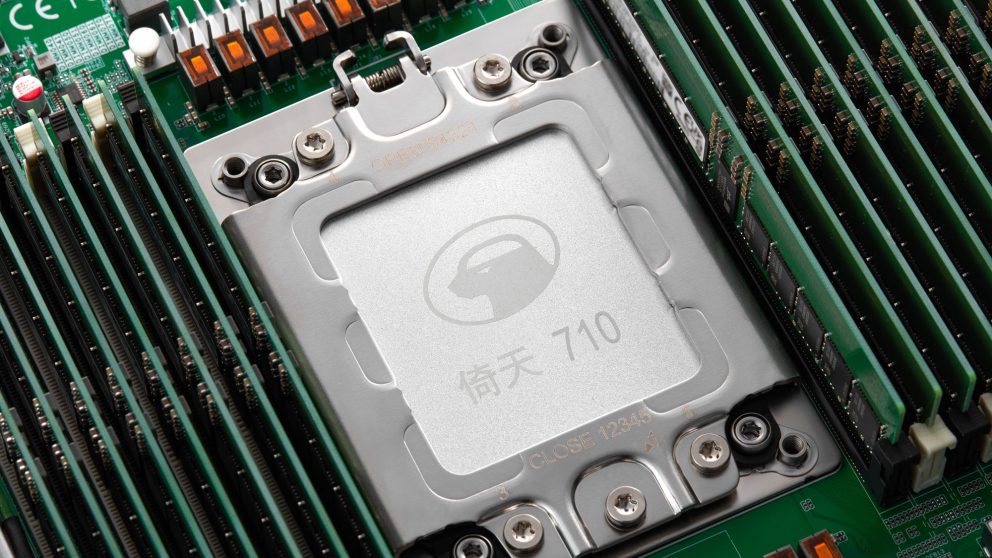 「倚天710」號稱是業界性能最強的Arm伺服器晶片，內含128核CPU（中央處理器），單晶片容納600億個晶體管。（阿里官網圖片）