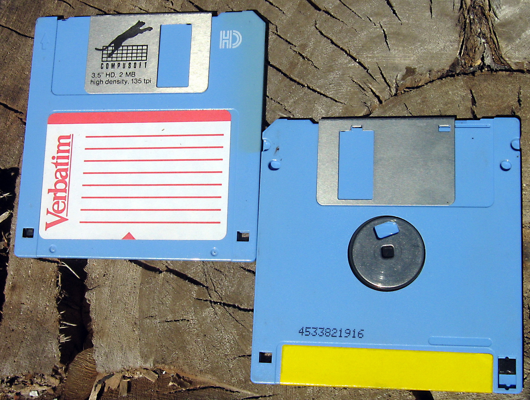3.5吋磁碟10年前已停產，其儲存空間只有1.44MB，惟不少日本機構仍然使用。（維基百科圖片）