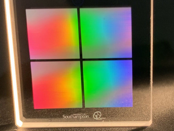5D光數據儲存光碟以玻璃製成，能承受攝氏一千度高溫。（英國修咸頓大學圖片）
