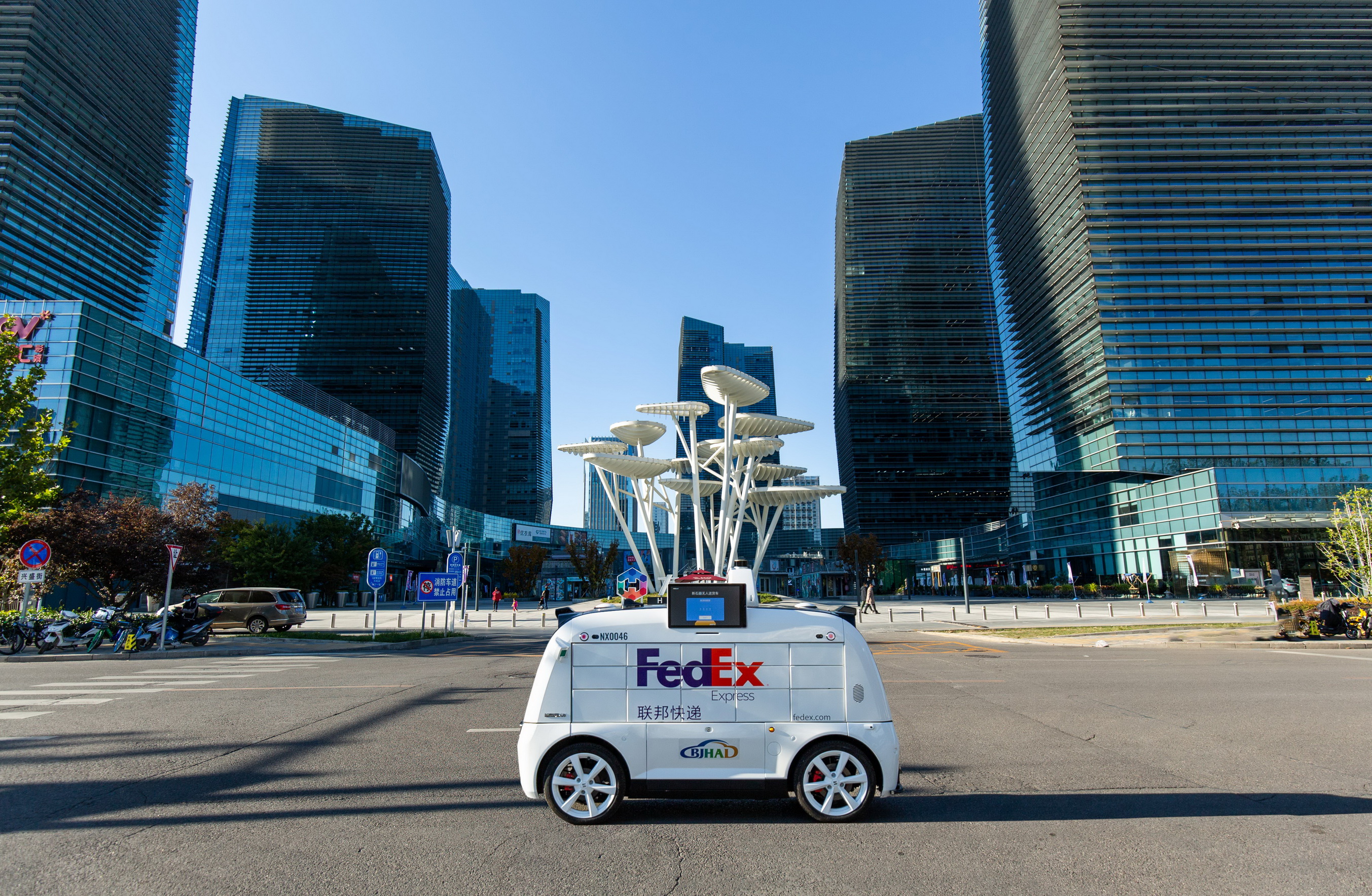 FedEx夥拍內地新石器無人車，在北京測試以小型自駕貨車送貨。（FedEx圖片