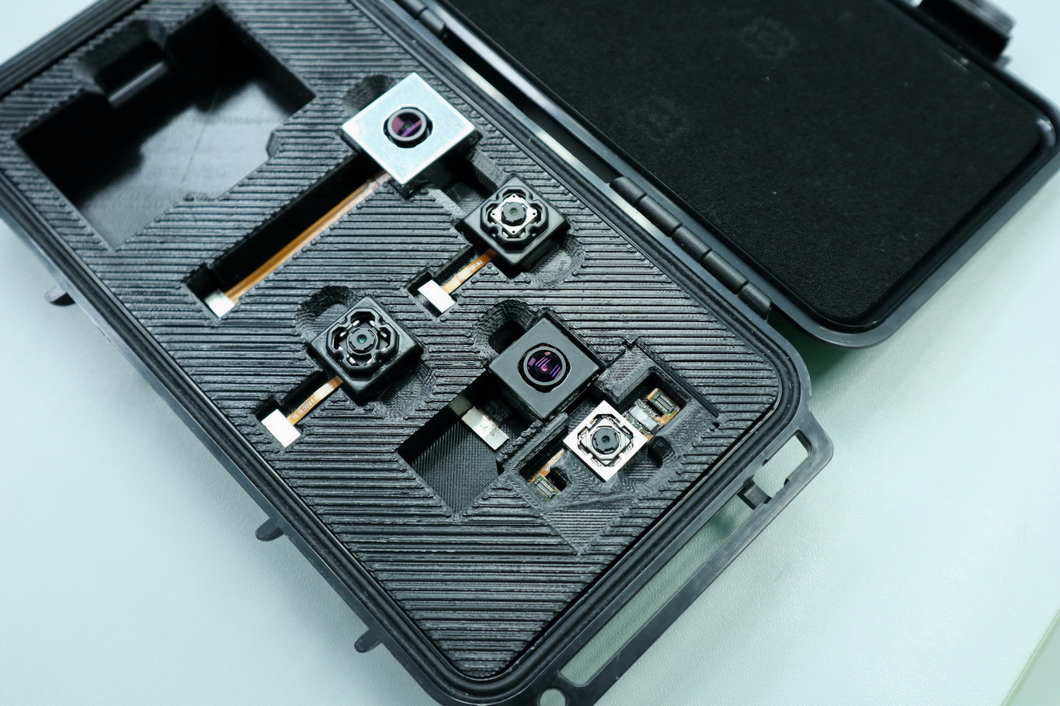 高瞻研發的微型雲台防抖（MGS）相機模組，大小只有十三乘十三毫米。（陳偉健攝）