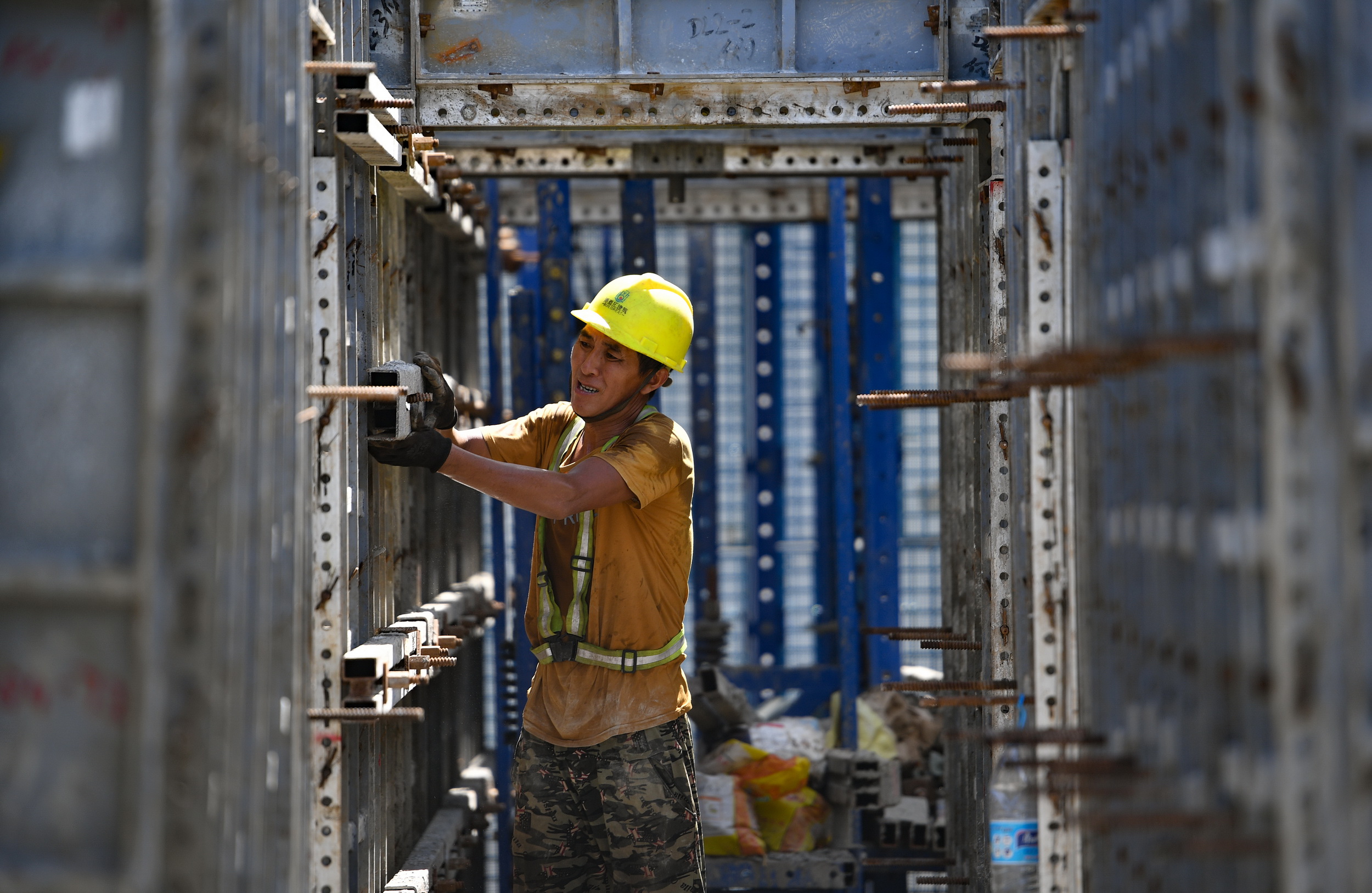 香港建造商會估計，行內職位空缺高達1.5萬個，且目前逾五成技術工人已年屆50歲。（新華社資料圖片）