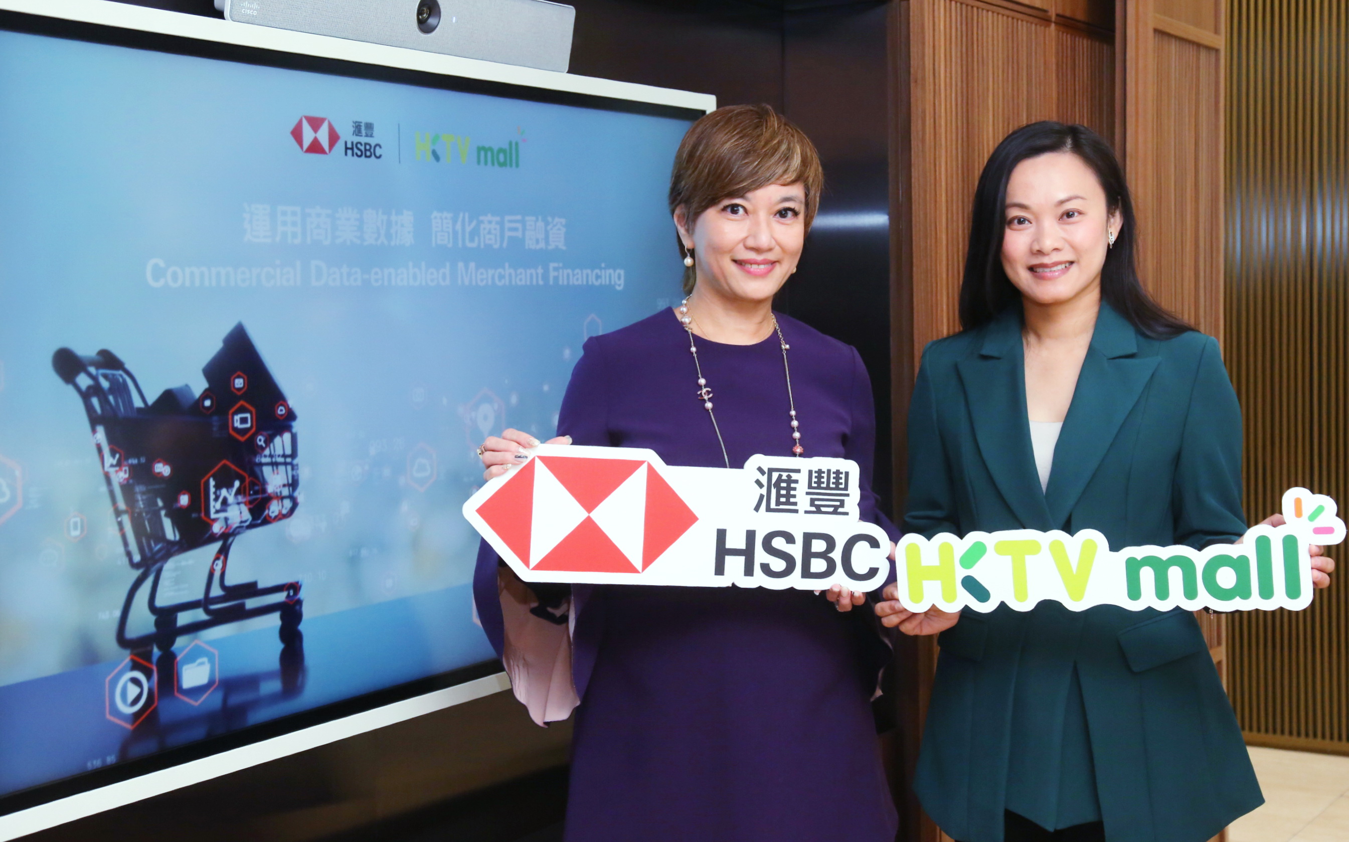 滙豐鄺曉文（左）說，由HKTVmall授權數據至批核申請，貸款過程僅需20分鐘；右為香港科技探索黃雅麗。（黃潤根攝）