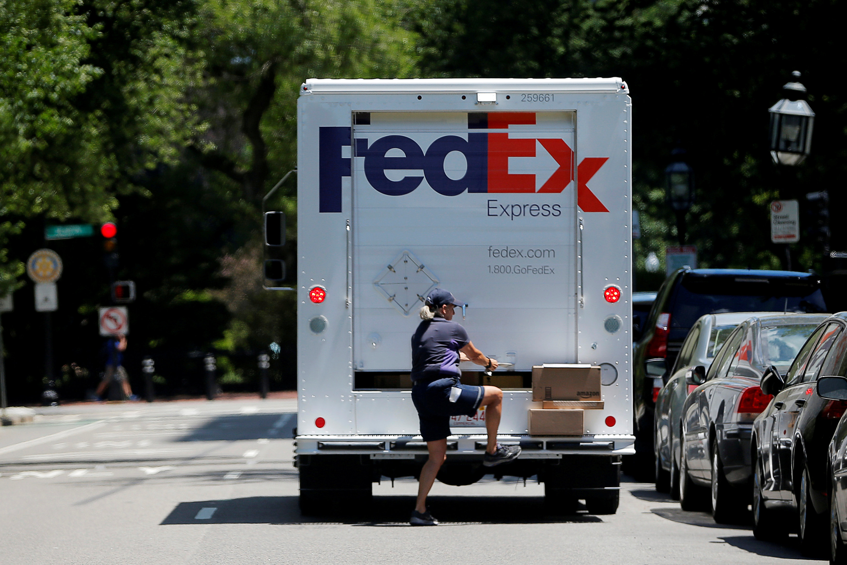 聯邦快遞（FedEx）使用機械人來協助包裹分類。（　路透資料圖片）