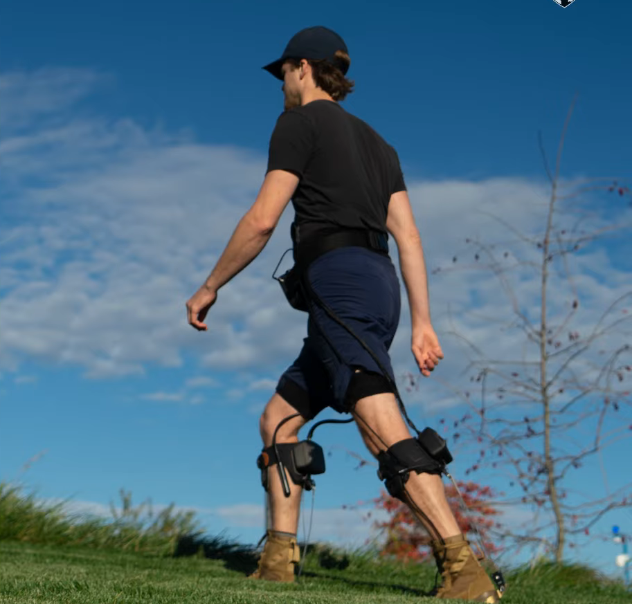  機械外骨骼可為四肢活動提供額外能量，讓長者及行動不便人士在走路時可節省氣力。（網絡截圖）