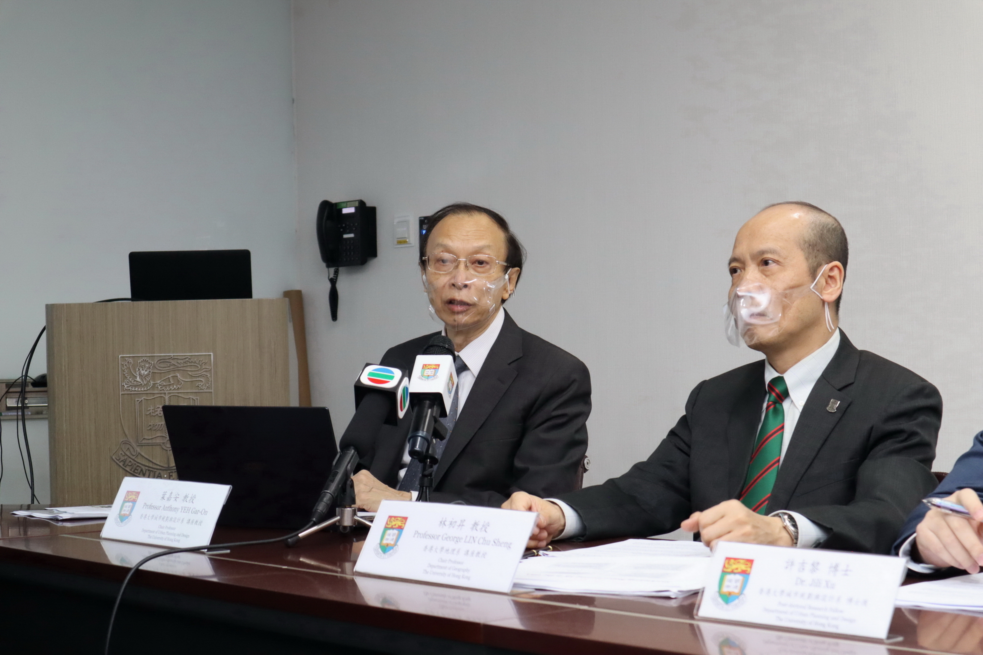 葉嘉安教授（左）建議，港企在珠三角地區設分公司，「大腦」則留在香港。（陳施敏攝）