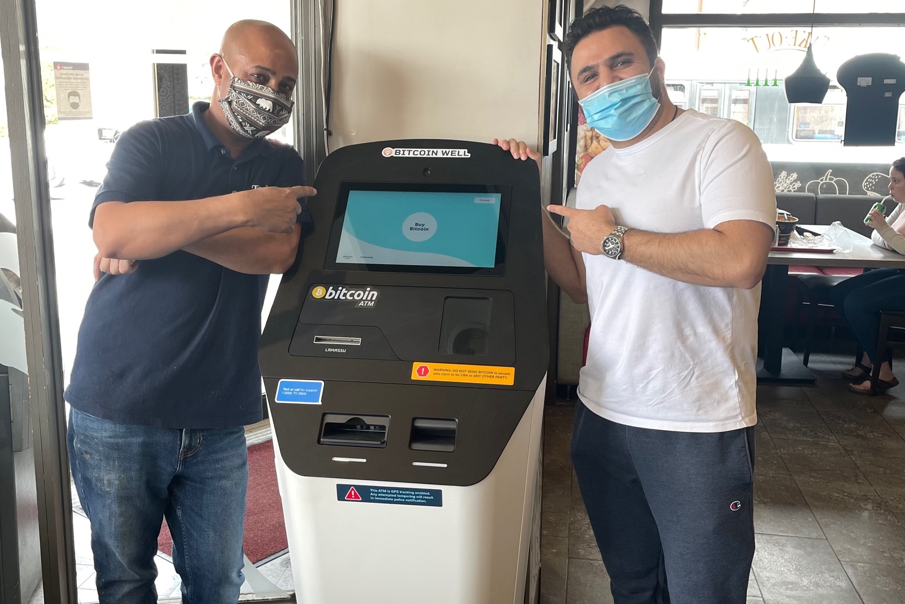 Tahinis店內擺放比特幣ATM，以方便員工及客人投資；左起為聯合創辦人Omar Hamam及Aly Hamam。（Tahinis fb圖片）