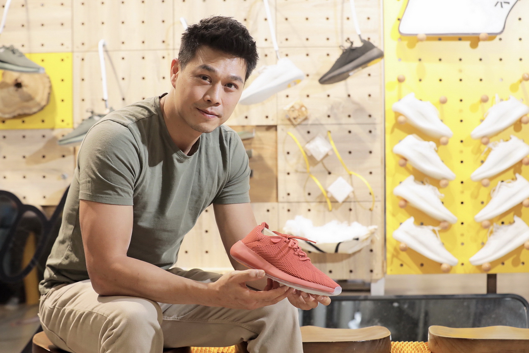 許智謙指出，部分環保運動鞋透過自家網店，以及南豐紗廠Techstyle X銷售。（黃俊耀攝）