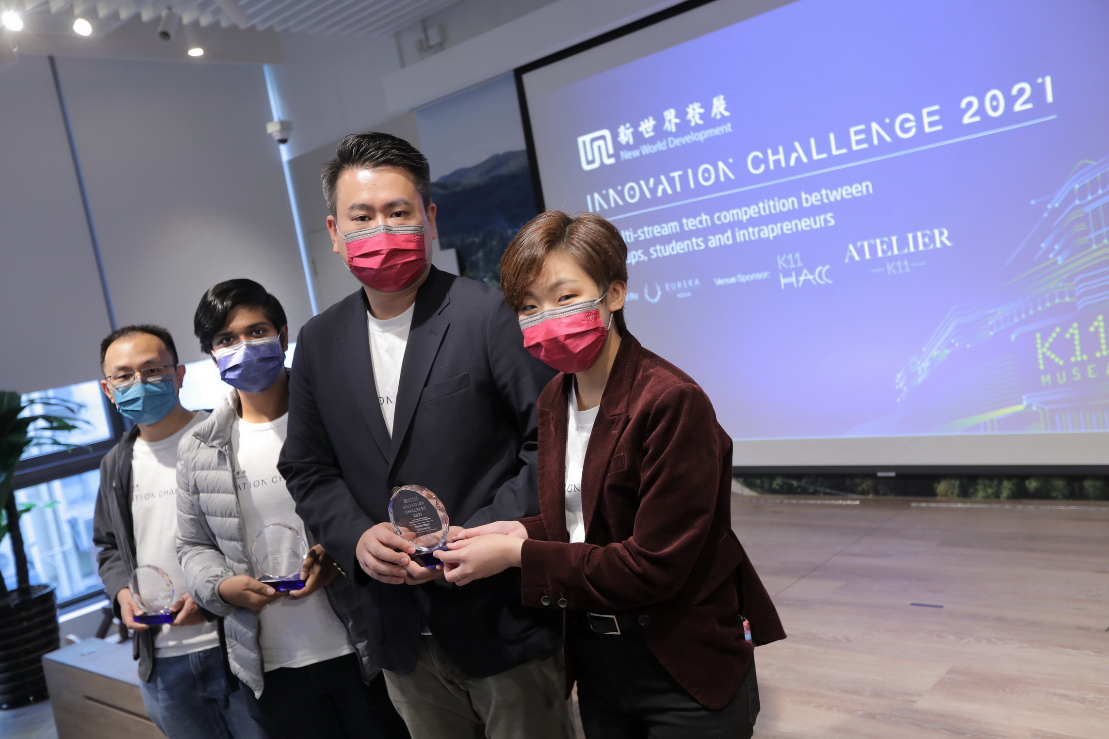 新世界舉辦的創新挑戰賽落幕，得獎者包括蔡子良（左一）、Ashish Justin（左二）及林潤生（左三）。（黃俊耀攝）
