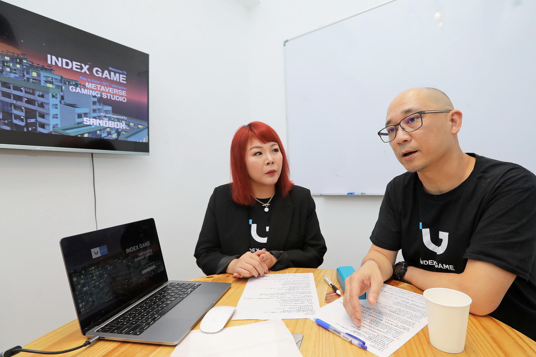 劉耀祖（右）希望，遊戲可保留香港特色，將已消失事物呈現出來；旁為王碧琪。（黃俊耀攝）