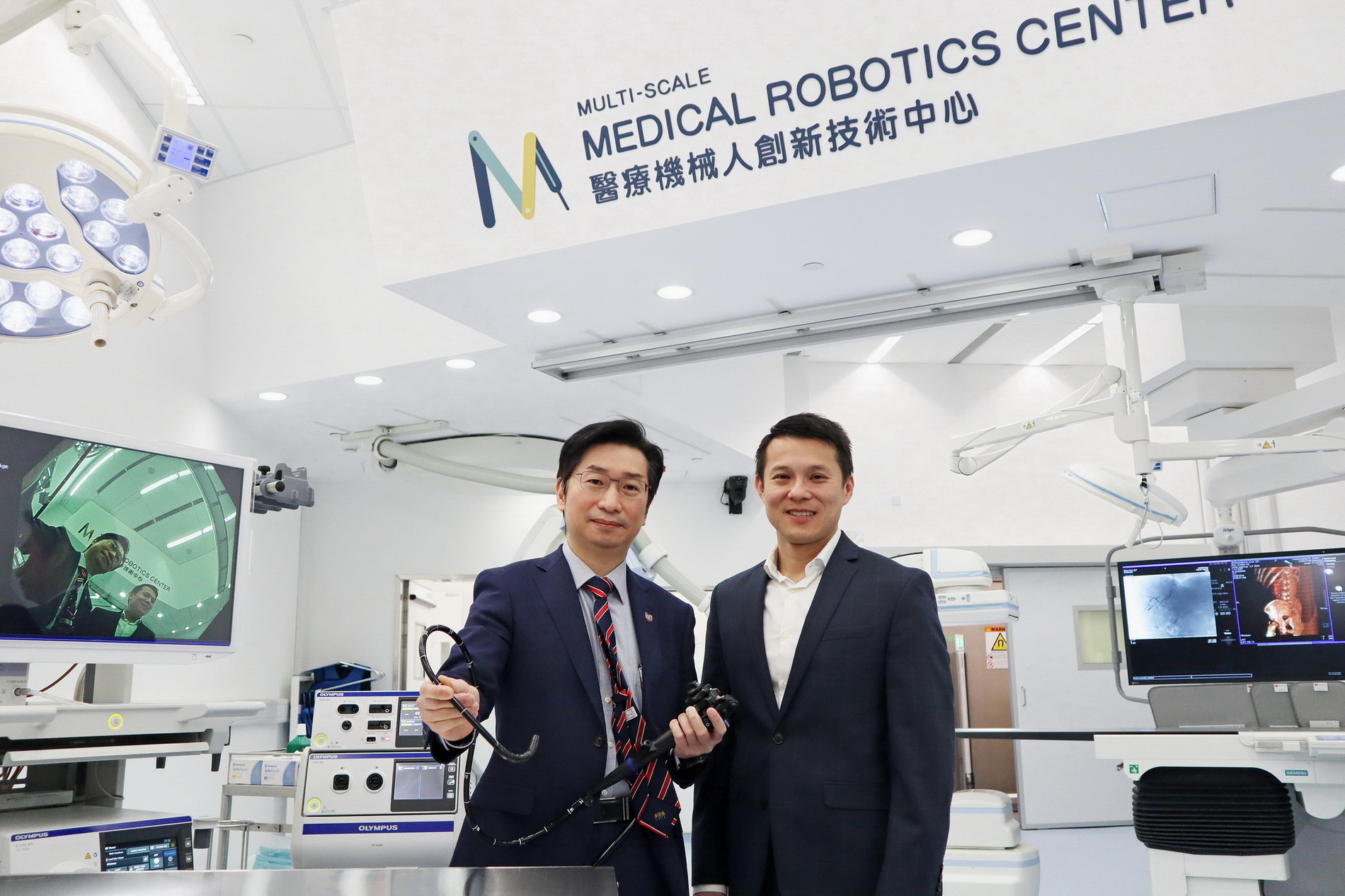 醫療機械人創新技術中心主任趙偉仁（左）稱，中心已獲兩三家公司接洽；右為另一主任歐國威。（陳施敏攝）