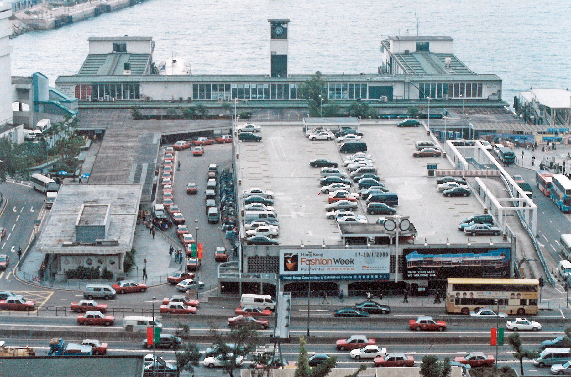 現已拆卸的舊中環天星碼頭原貌。（信報資料圖片）