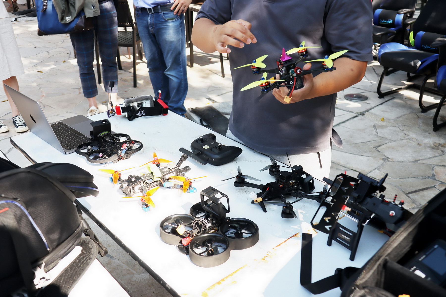 近年一群熱愛玩航拍機的年輕人均涉足競速無人機運動。（何澤攝）