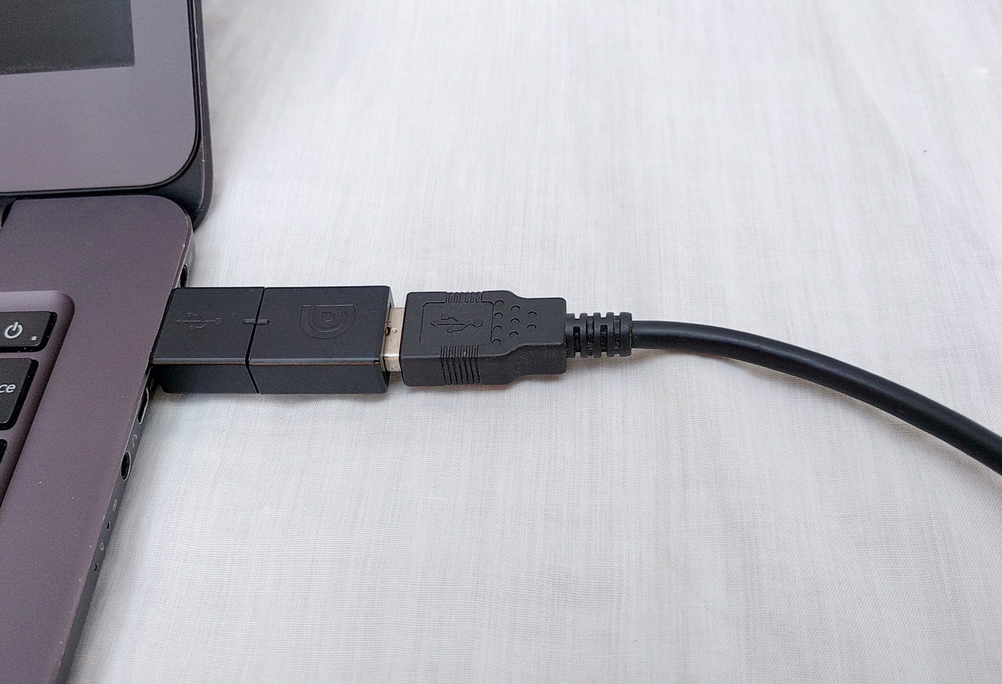 USB保安鎖有磁力，可輕易鬆開；一旦電腦被人搶走，系統隨即銷毀數據。（Crowd Supply網上圖片）