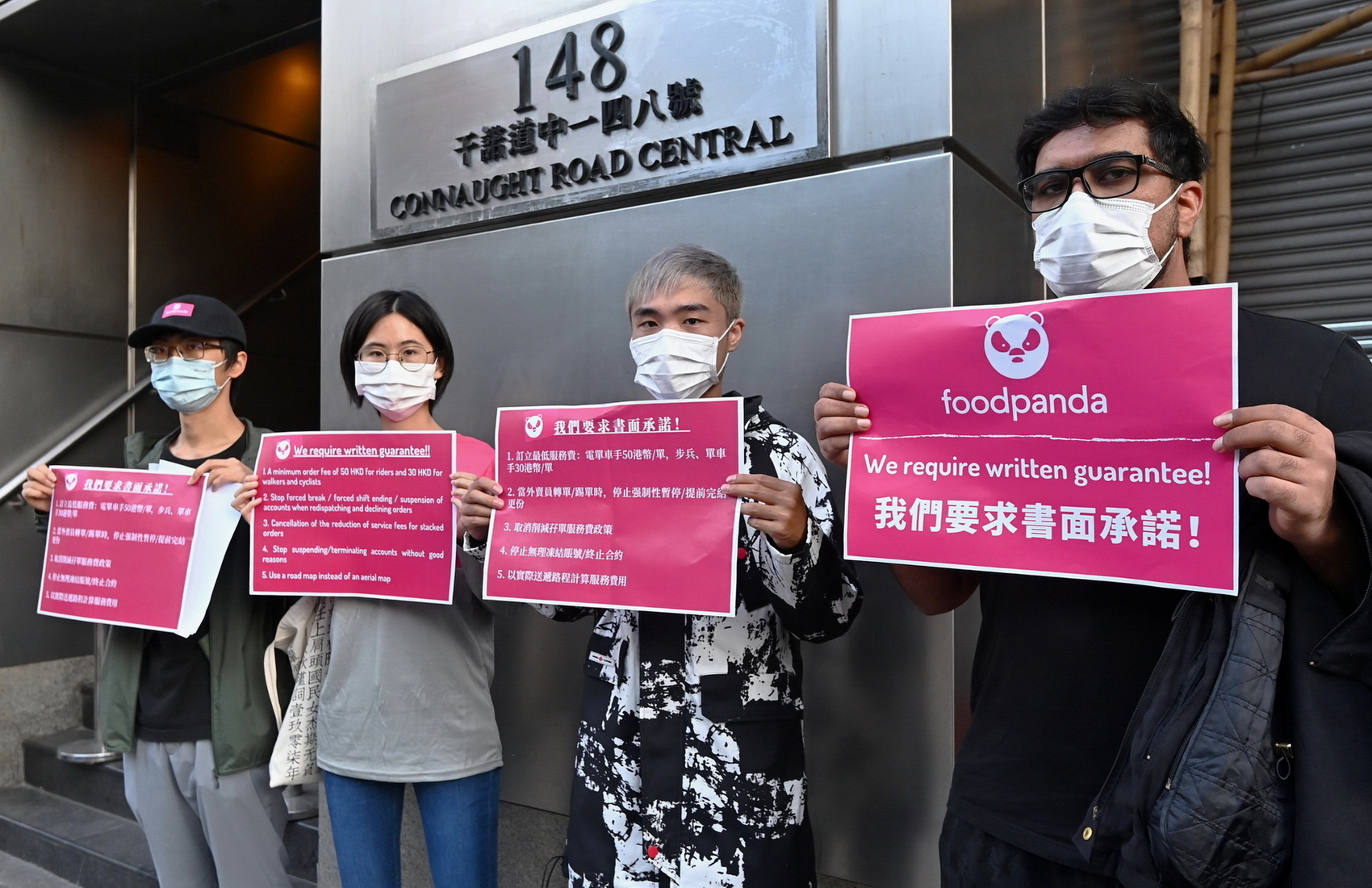 今年11月，foodpanda旗下送遞員因服務費被削減而發起罷工。（信報資料圖片）
