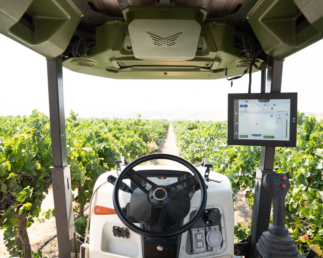 車身設360度鏡頭及感測器，行駛時可自動避開農作物。（Monarch fb圖片）