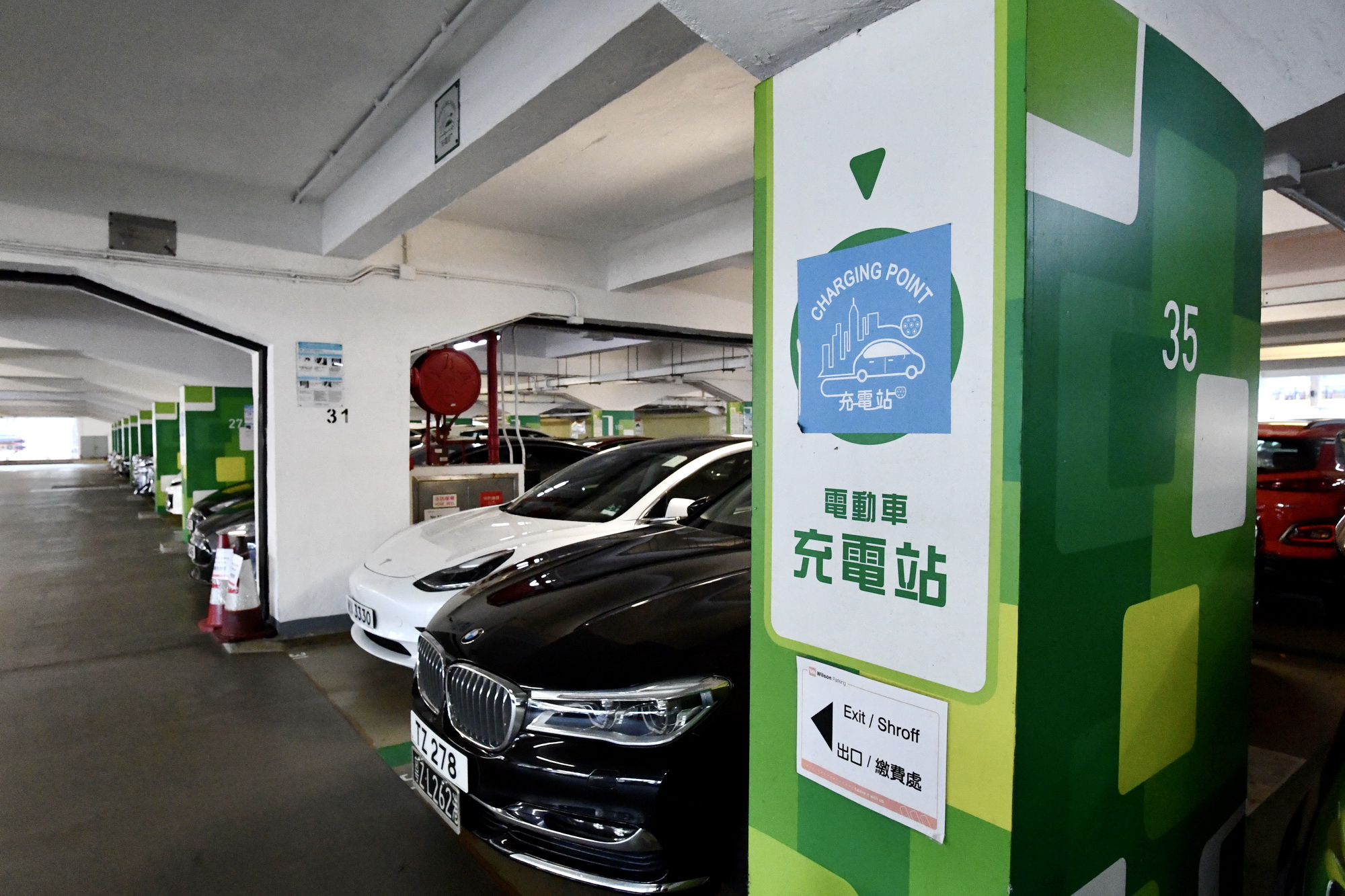香港整體電動車超過2.5萬輛，可是快速充電器只有779個，電動車大排長龍等待充電已成常態。（中通社資料圖片）