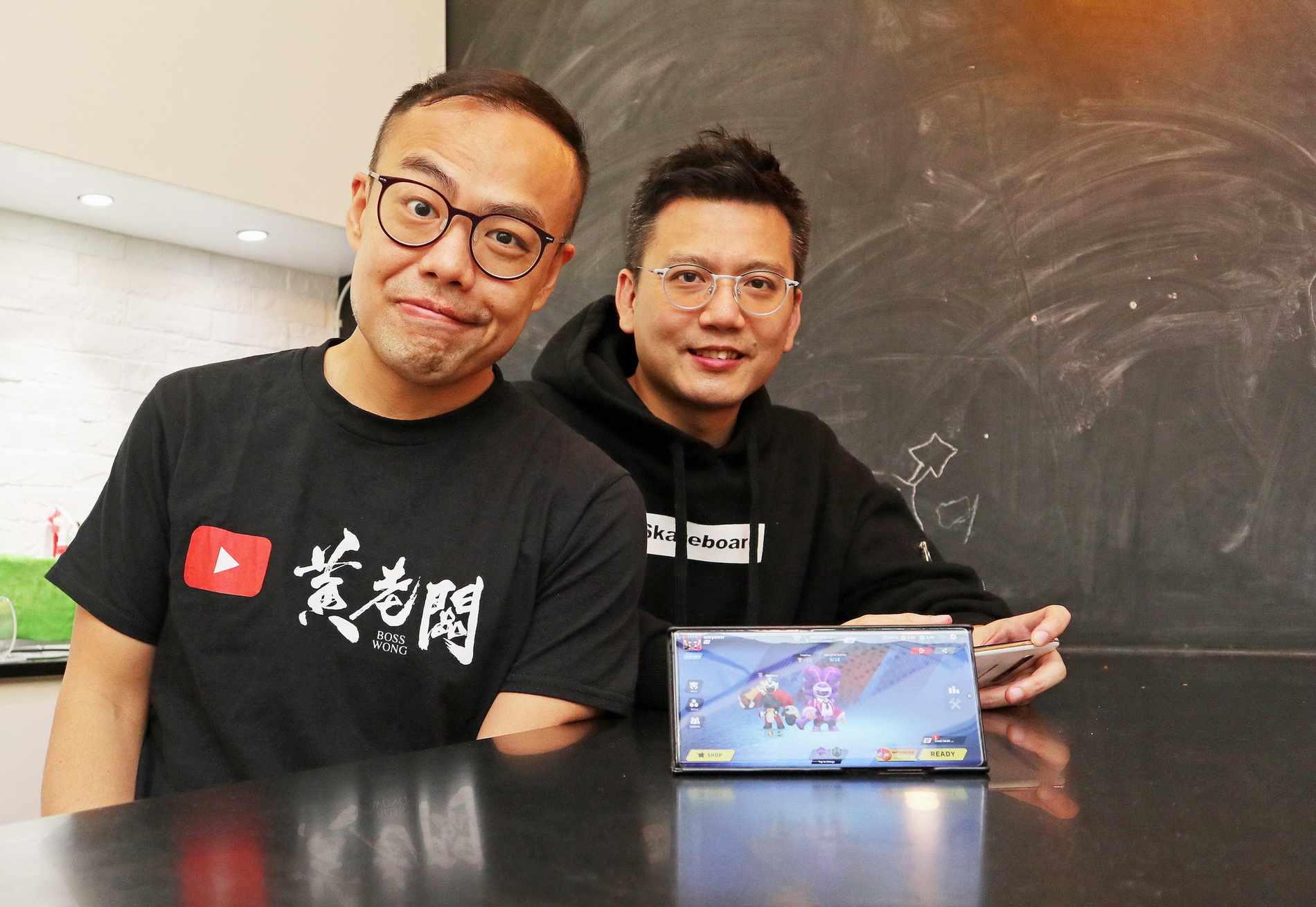 黃老闆（左）表示，每款遊戲都有衰退期，而且虛幣市場波幅大，難以作為全職；旁為Arthur Wong。（陳偉健攝）