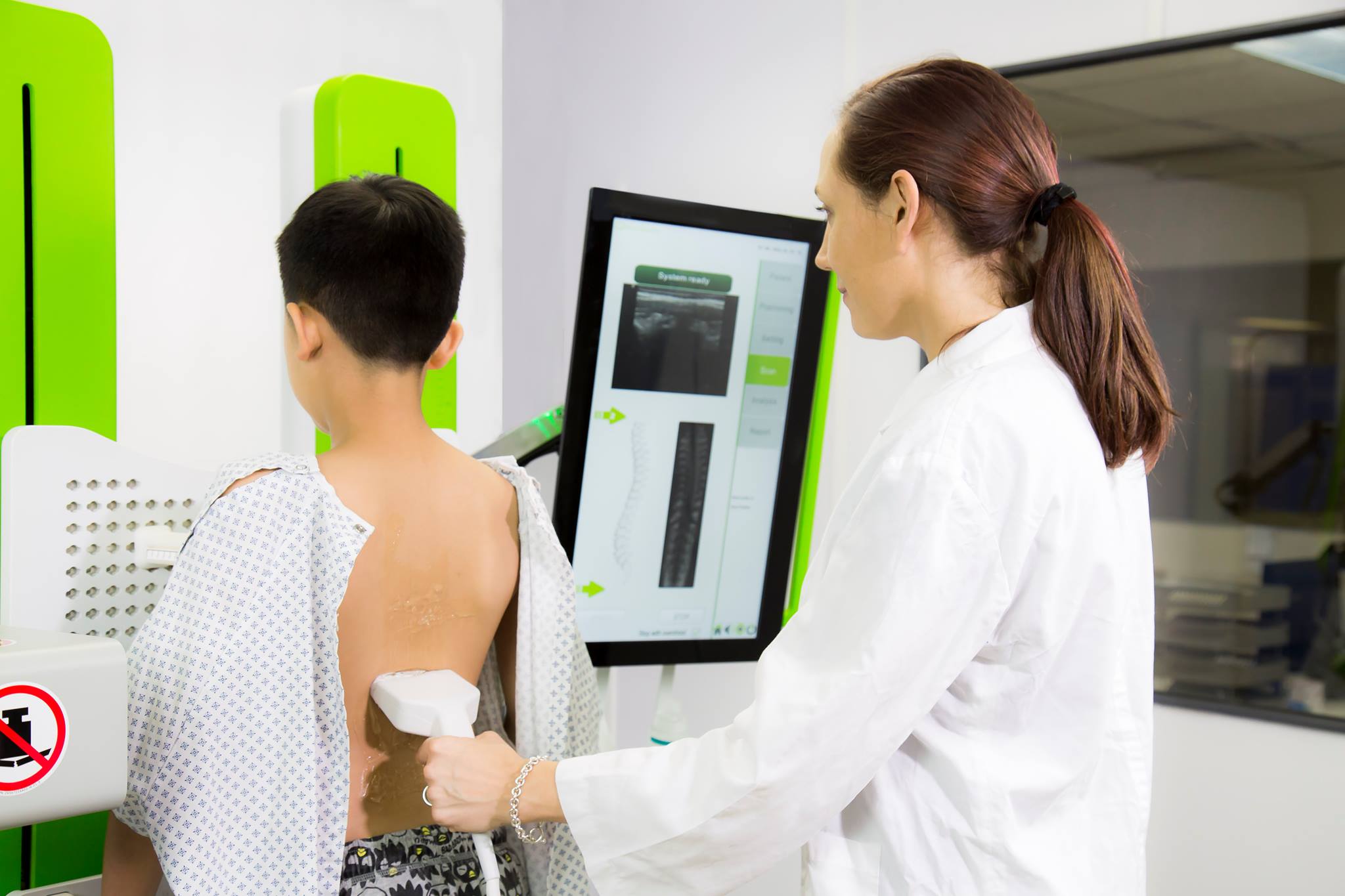 以超聲波掃描脊椎側彎，可讓發育中的學童免受X光輻射影響。（中慧醫學成像網頁圖片）